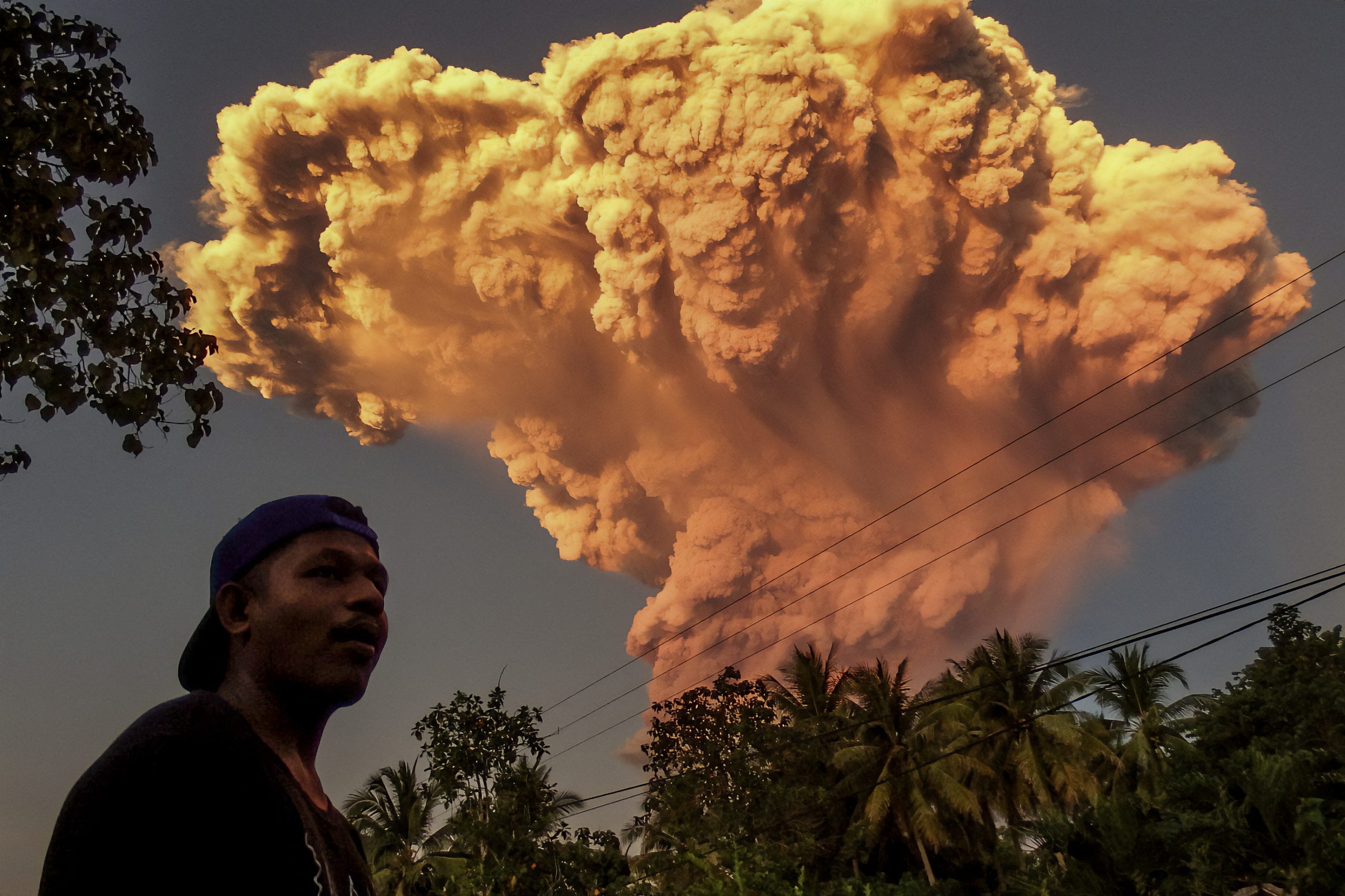 Alerta máximo na Indonésia por vulcão em erupção