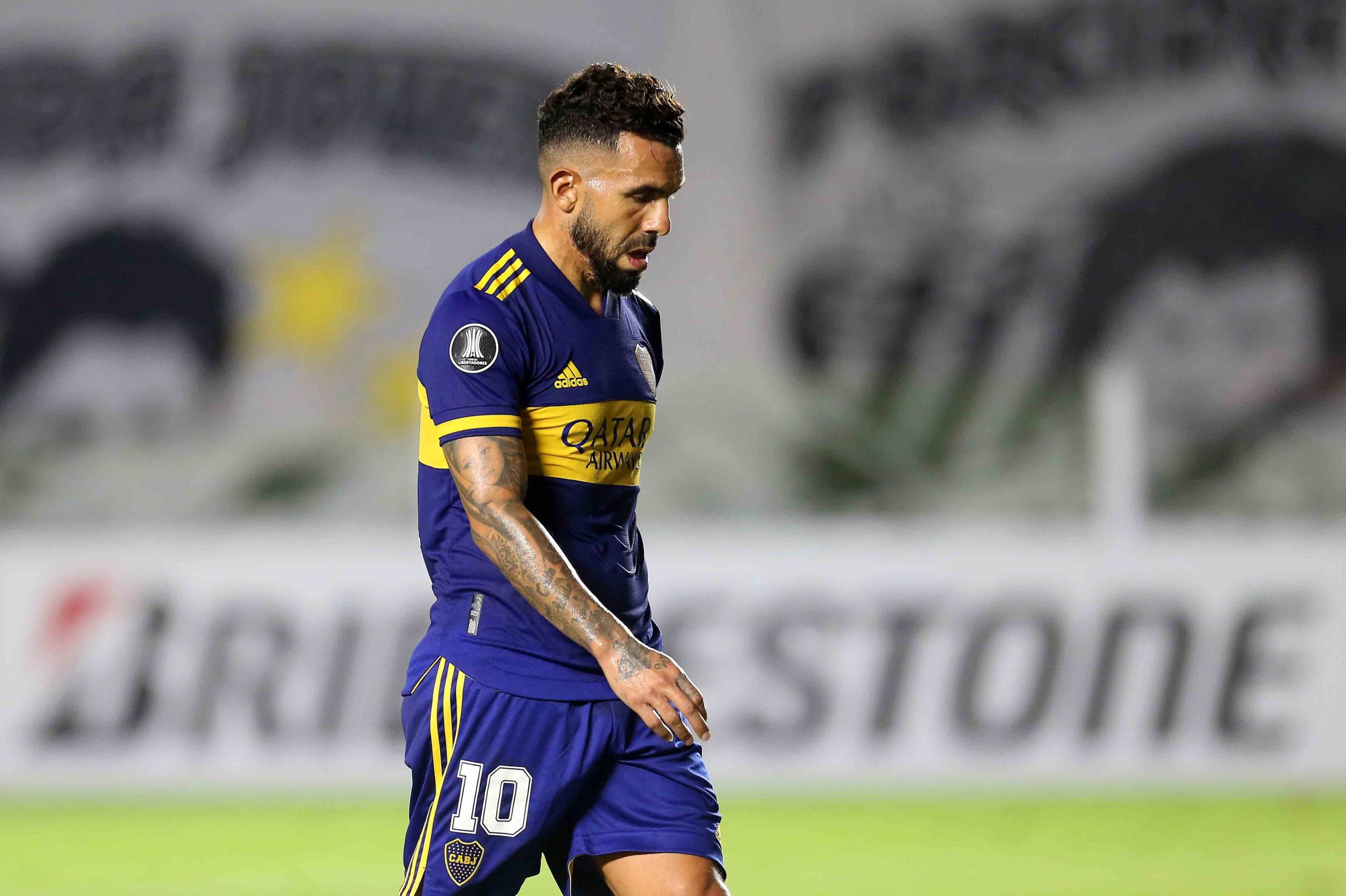 Carlos Tevez diz adeus ao futebol