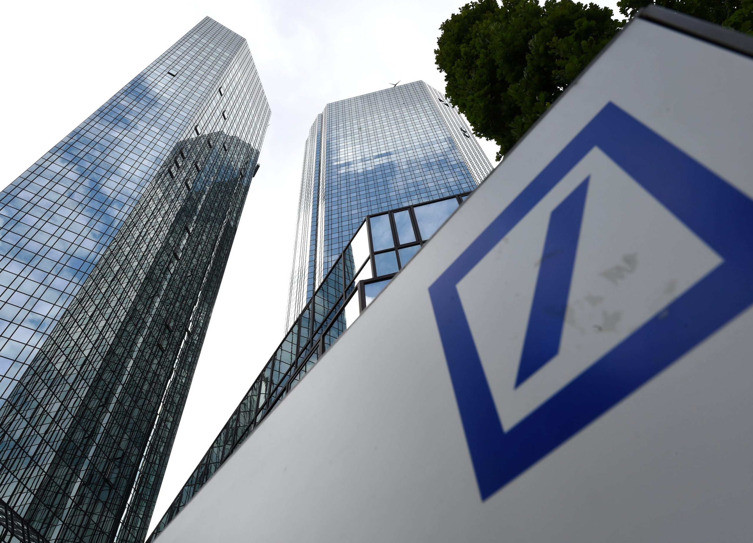Deutsche Bank toma de assalto imprensa alemã para pedir desculpa “pela sua conduta ilegal e práticas de crédito irresponsável”