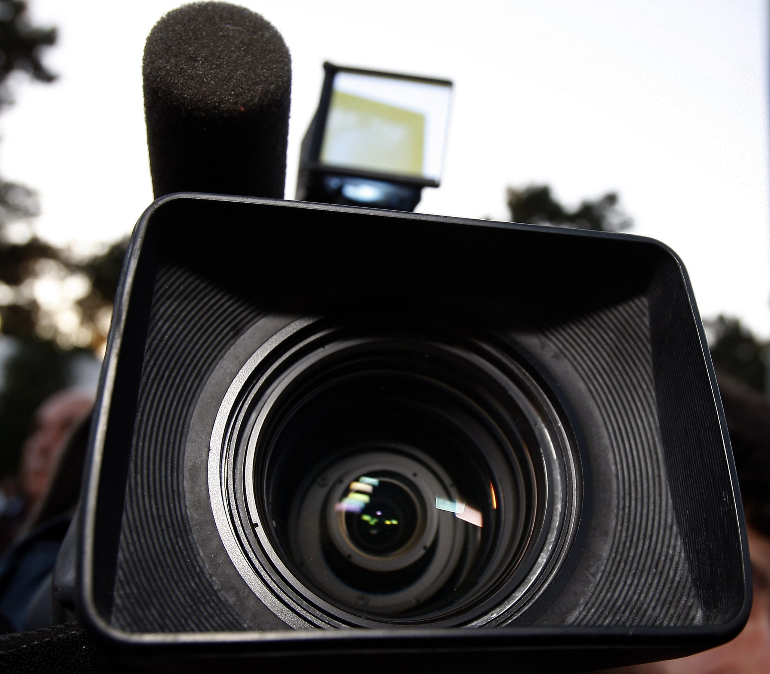 Covid-19: Carta aberta às televisões pede informação sóbria e critica “obsessão opinativa”
