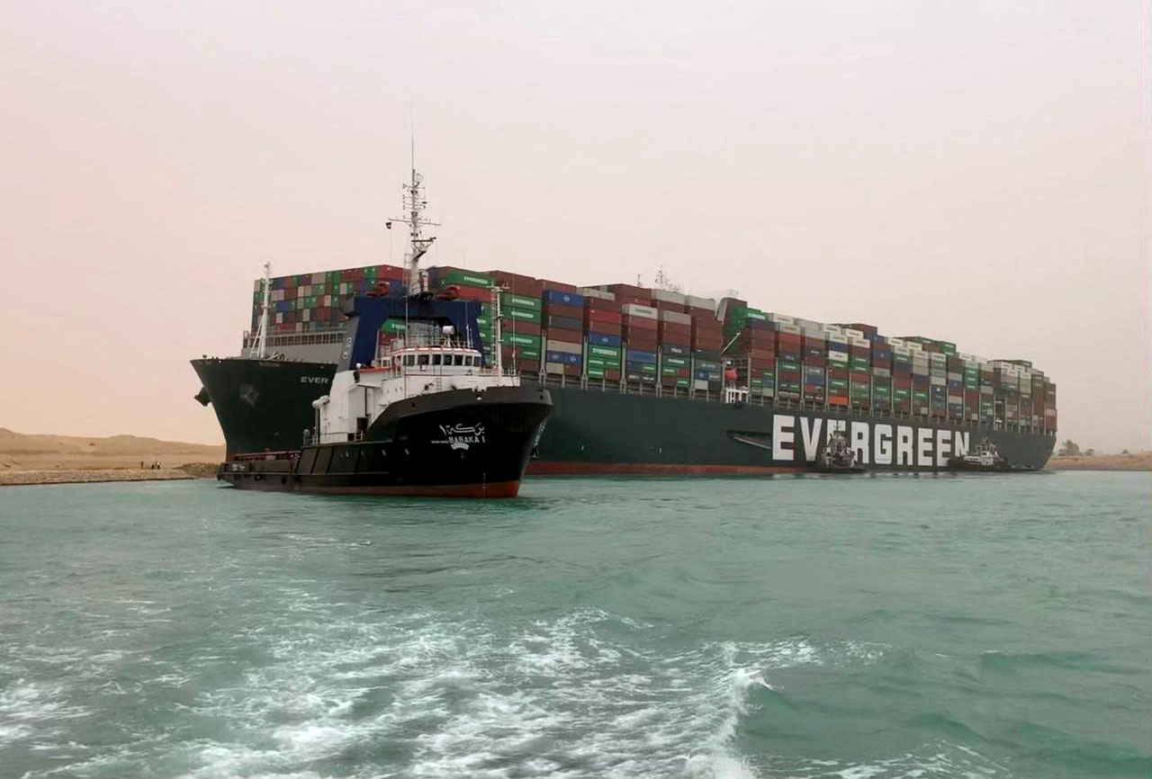 Navio encalhado no Canal de Suez está a impedir o tráfego marítimo no local