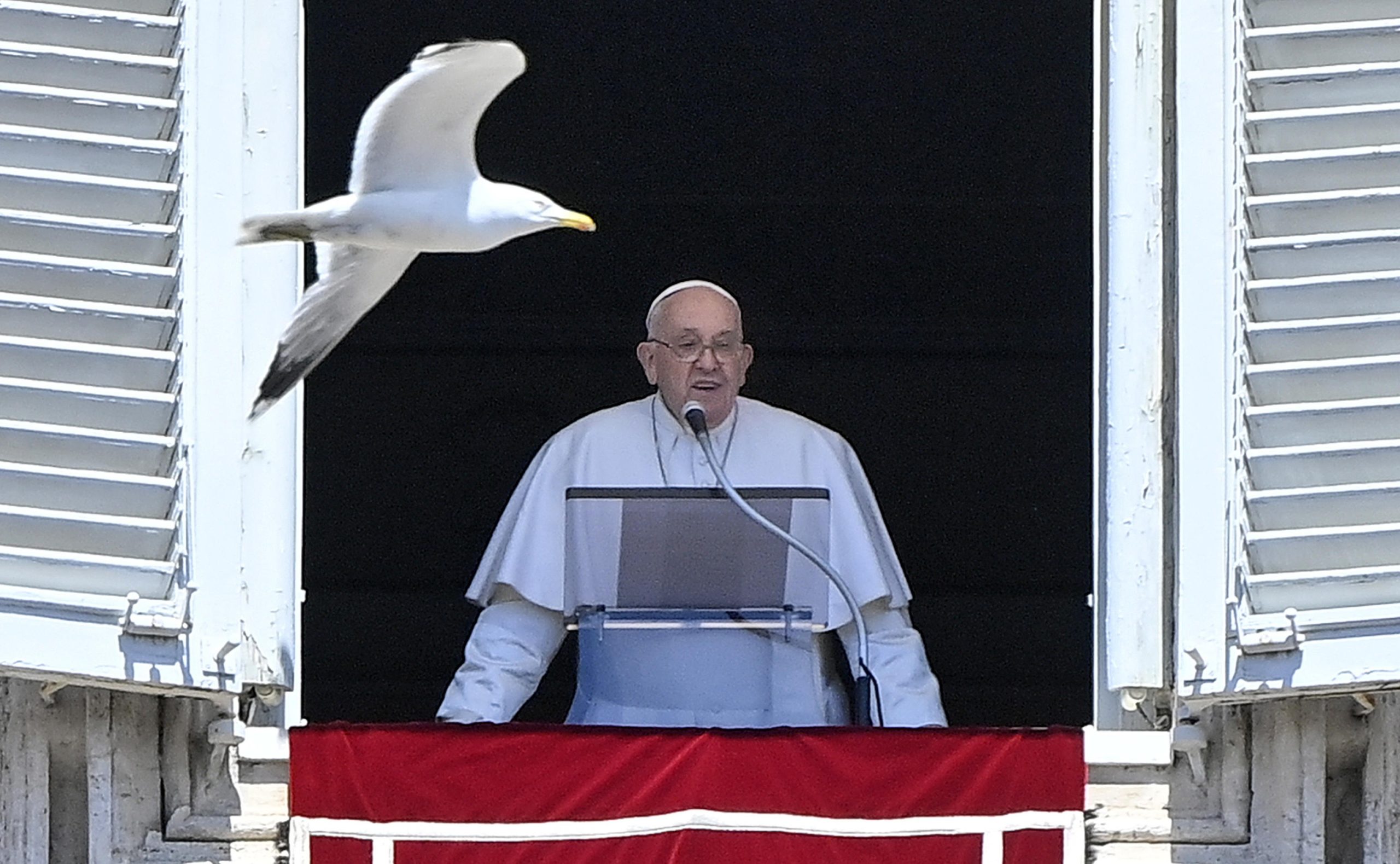 Papa reza pelas populações afetadas pelas cheias no Brasil