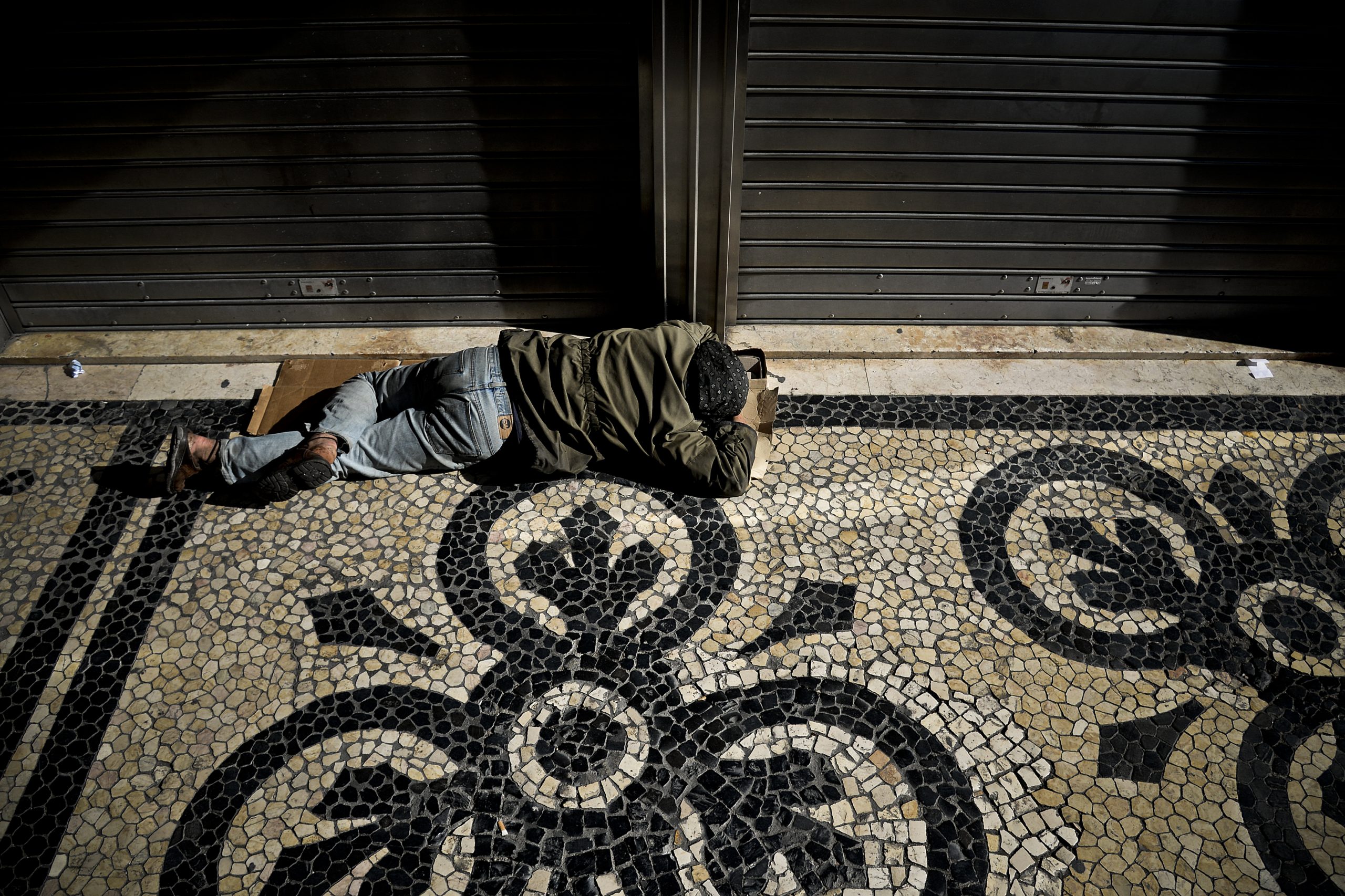 Autoridades identificam dezenas de imigrantes sem-abrigo nos Anjos