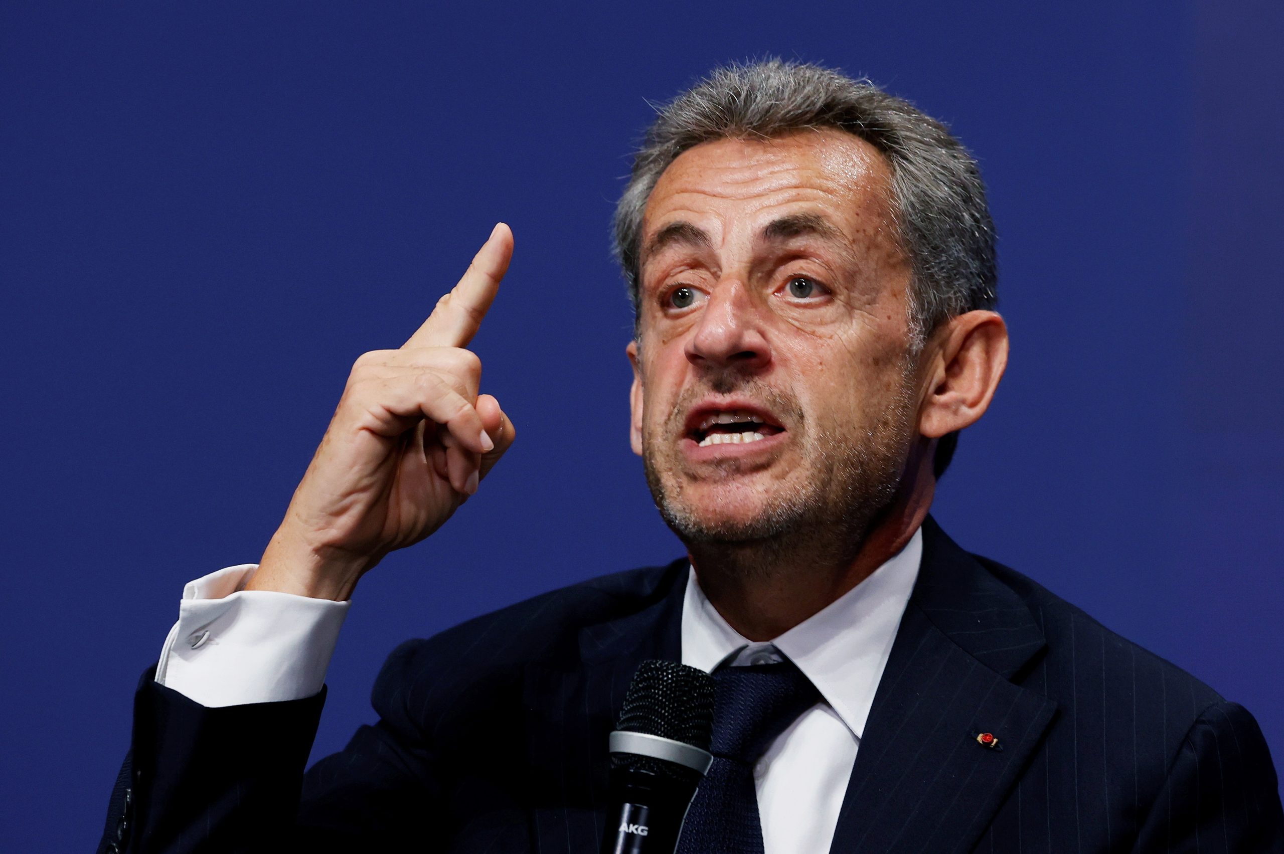 Ex-presidente francês Sarkozy condenado a seis meses de prisão