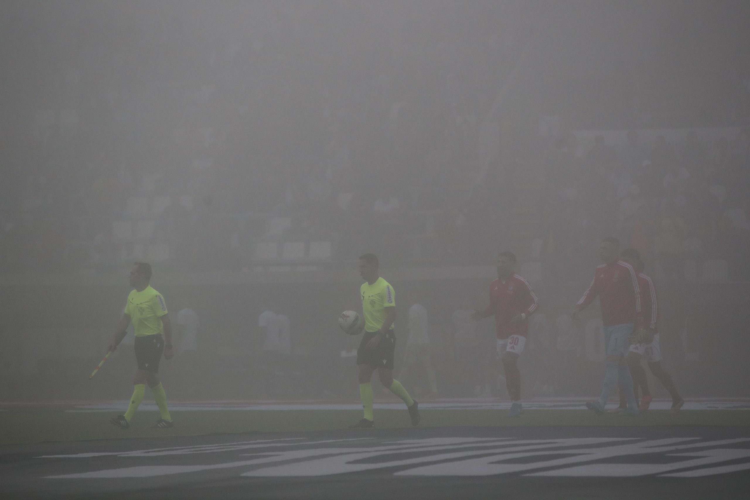 Jogo Nacional-Benfica adiado devido ao nevoeiro. Veja as fotos