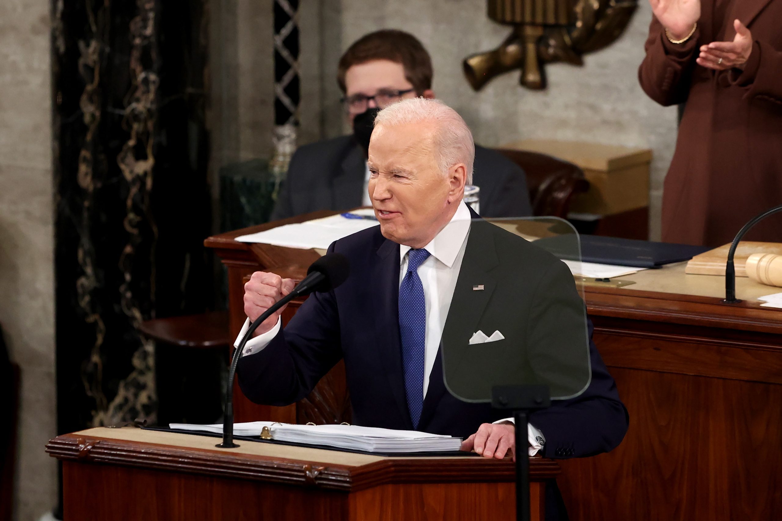 Ucrânia: Biden diz que os Estados Unidos vão perseguir “oligarcas e líderes corruptos” russos