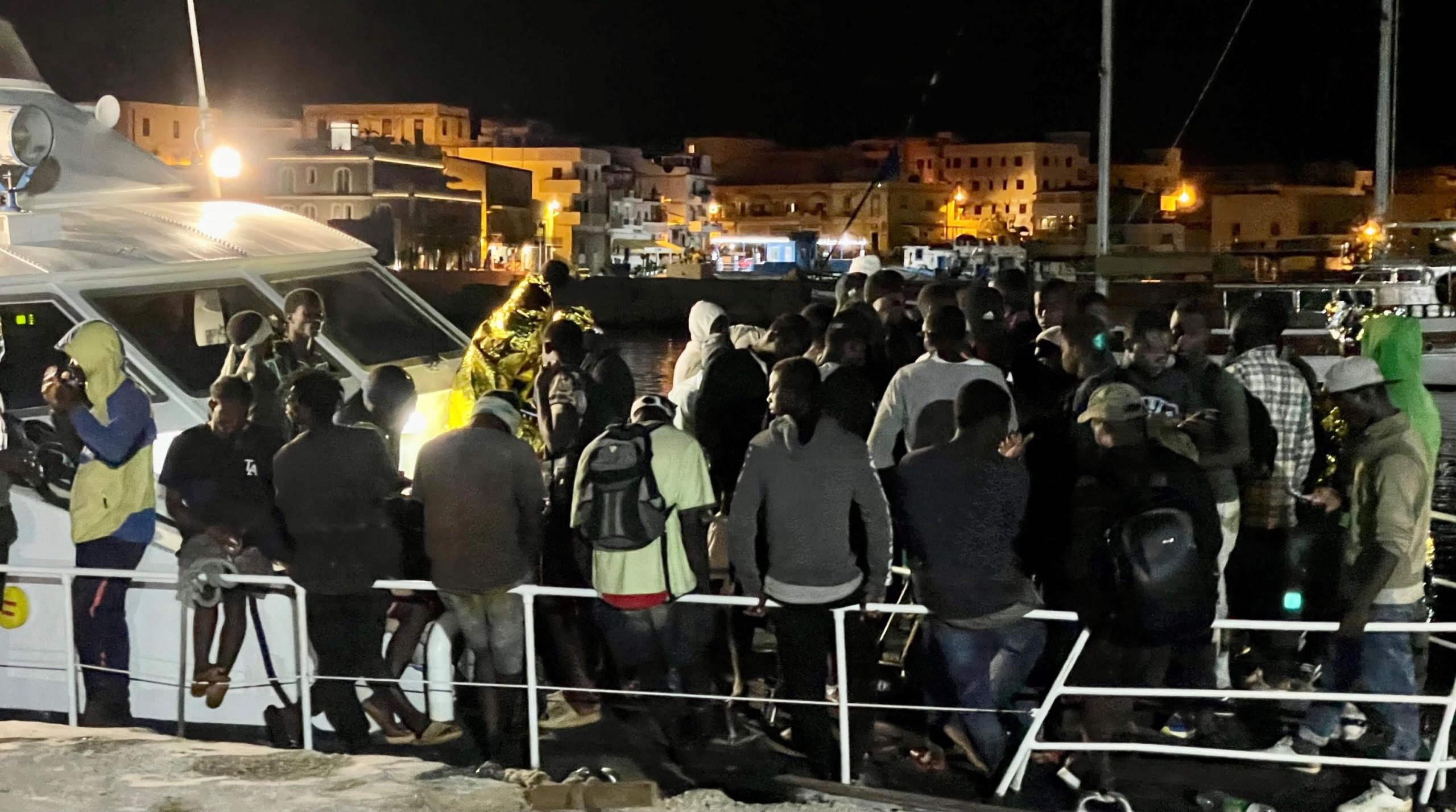 Sicília sobrecarregada com chegada de mais de três mil migrantes em 24 horas