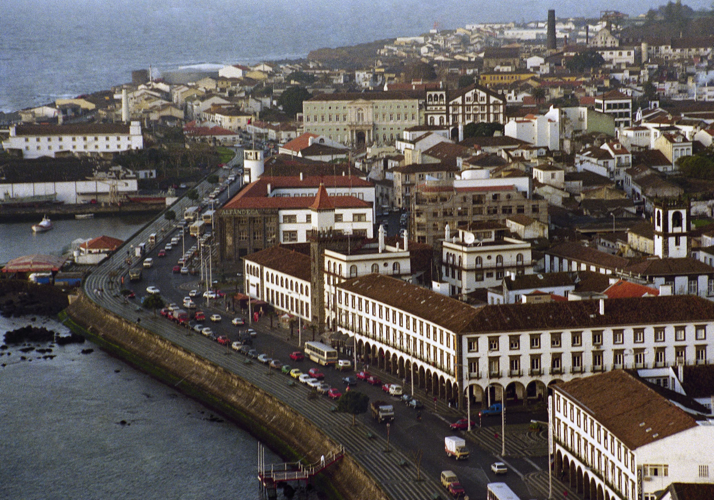 Ventos fortes destruiram Árvore de Natal da cidade de Ponta Delgada