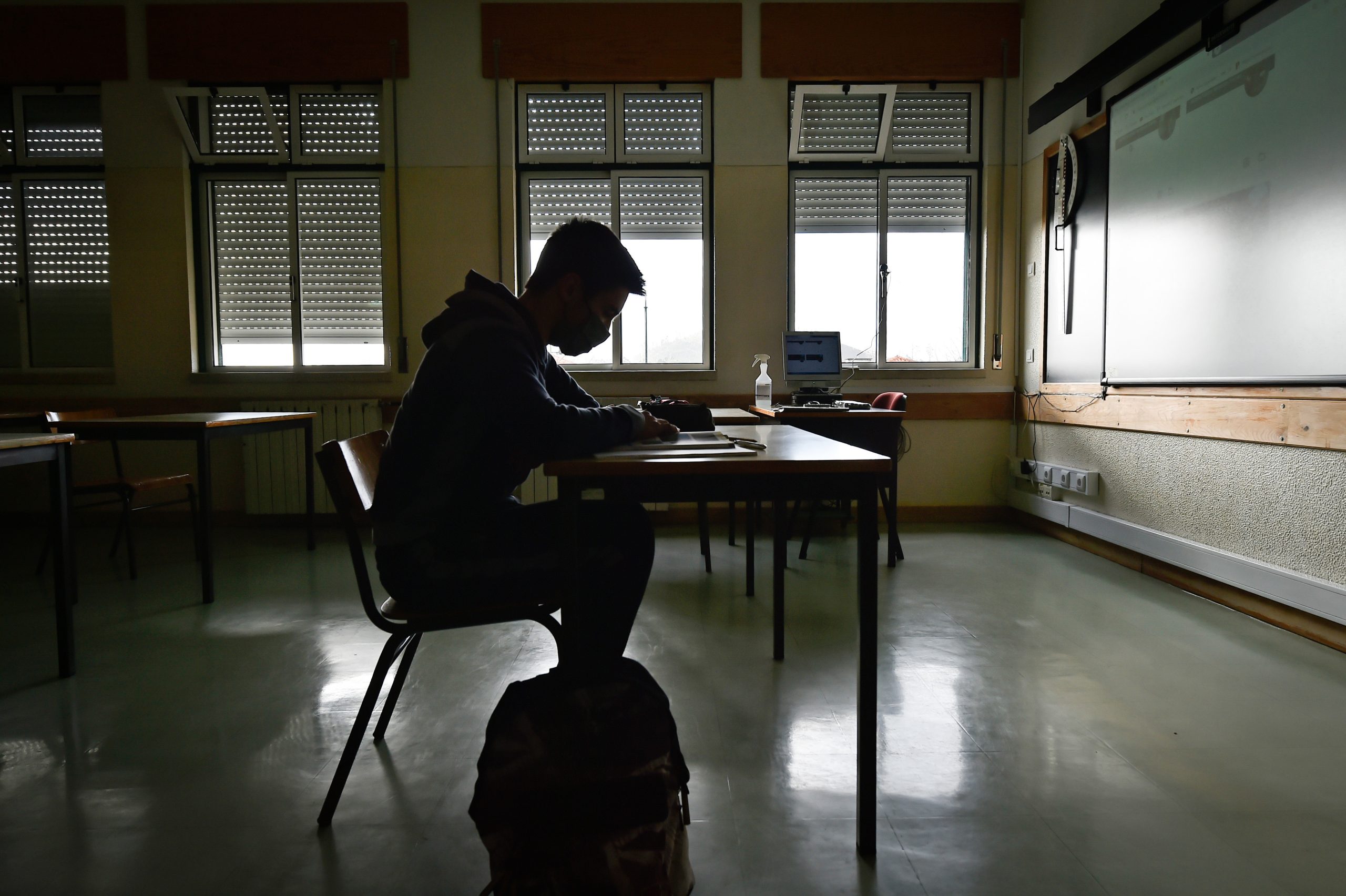 15 mil computadores para alunos do básico chegam esta semana às escolas