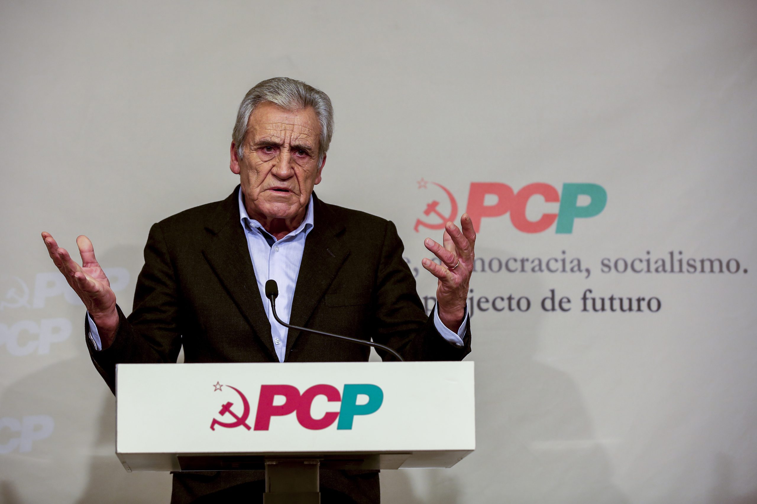 PCP quer computadores e internet gratuitos para alunos do ensino obrigatório