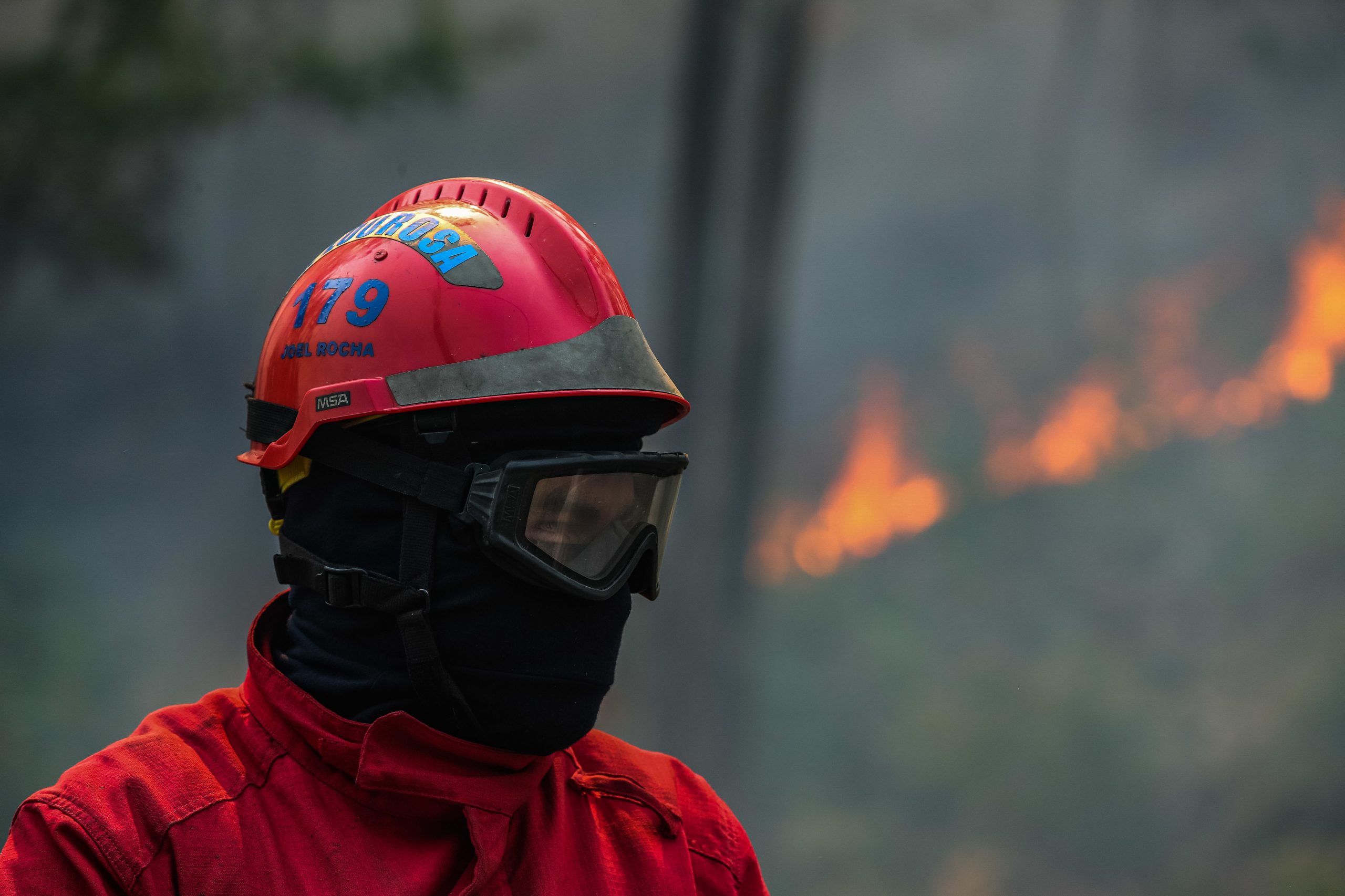 Fogo que começou na segunda-feira em Oliveira de Frades pode ter consumido dois mil hectares. Mais de 700 operacionais continuam no terreno, mas o incêndio está em resolução