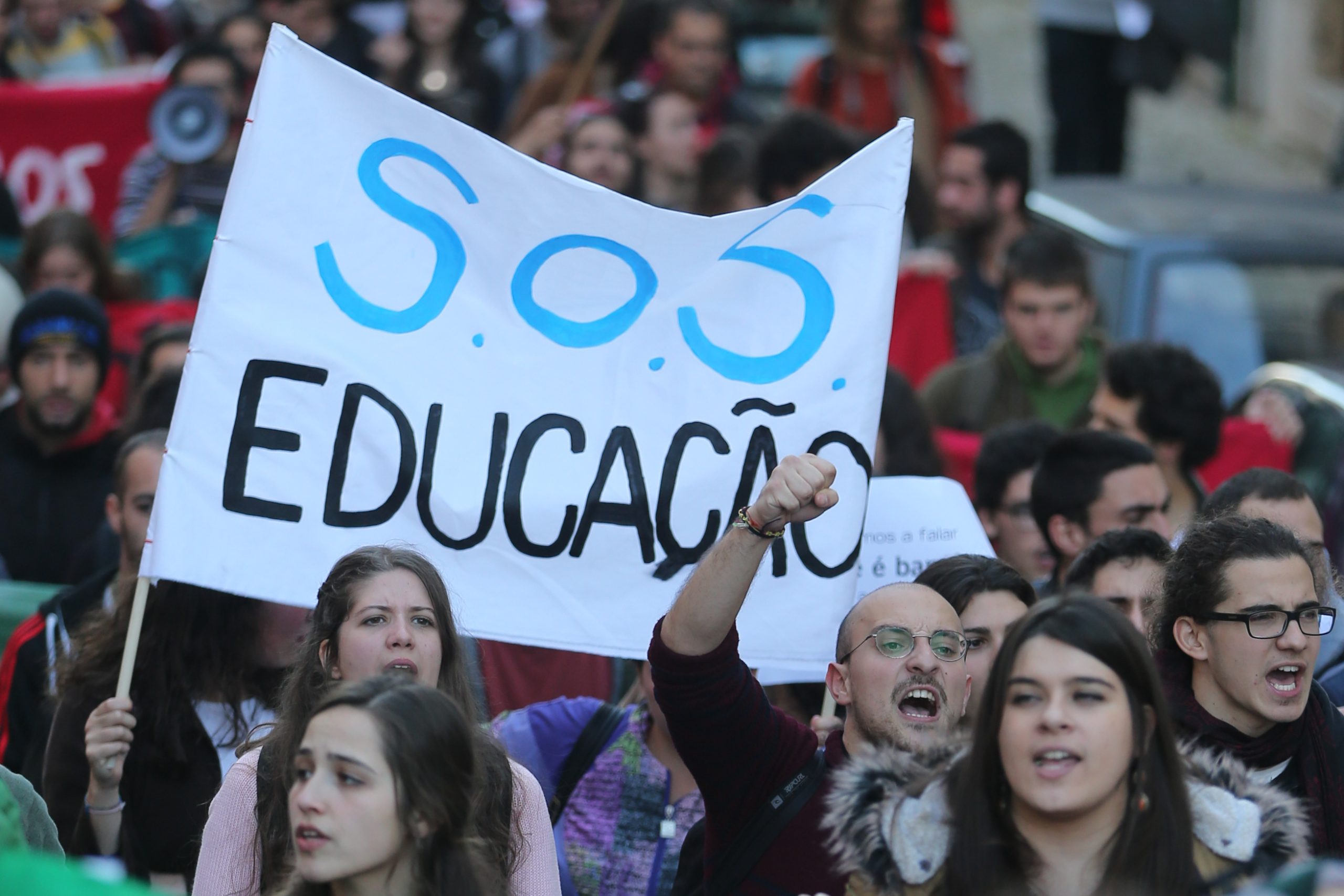 Associações representativas de 100 mil estudantes exigem fim das propinas