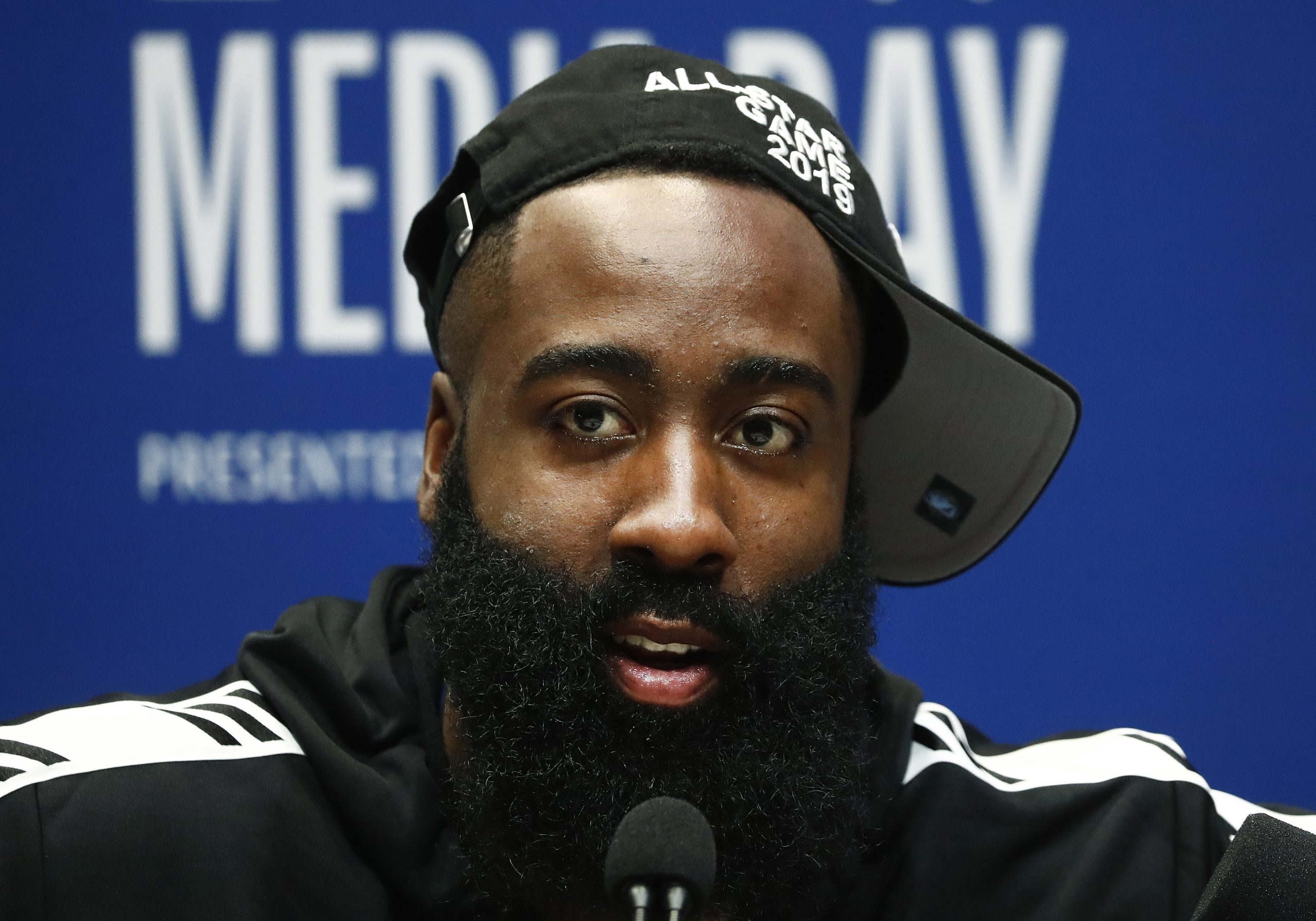James Harden multado em 25 mil dólares por criticar arbitragem em jogo da NBA
