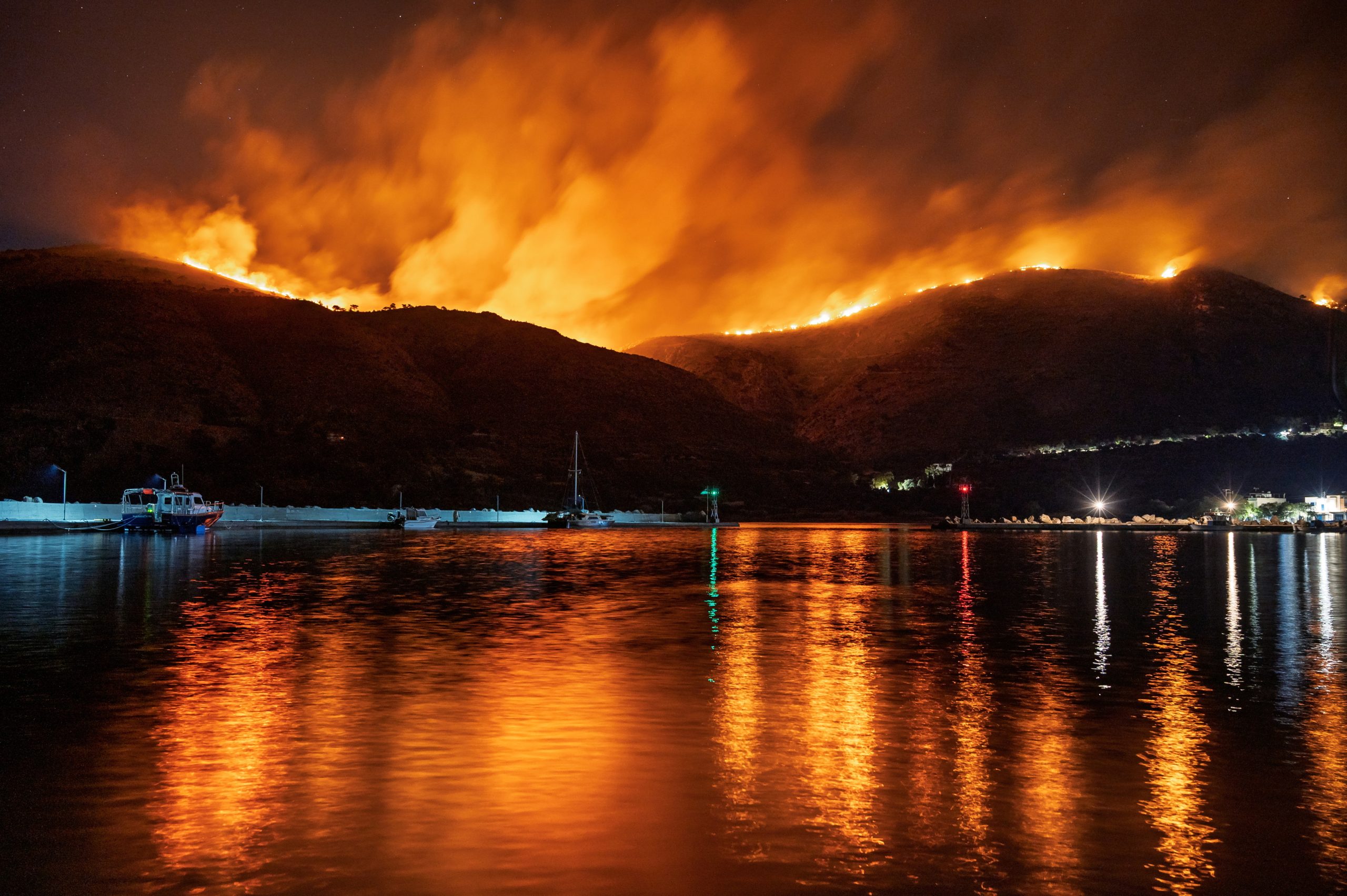 Fogos na Grécia: mulher acusada de incêndio involuntário após deitar fora cigarro em Chios