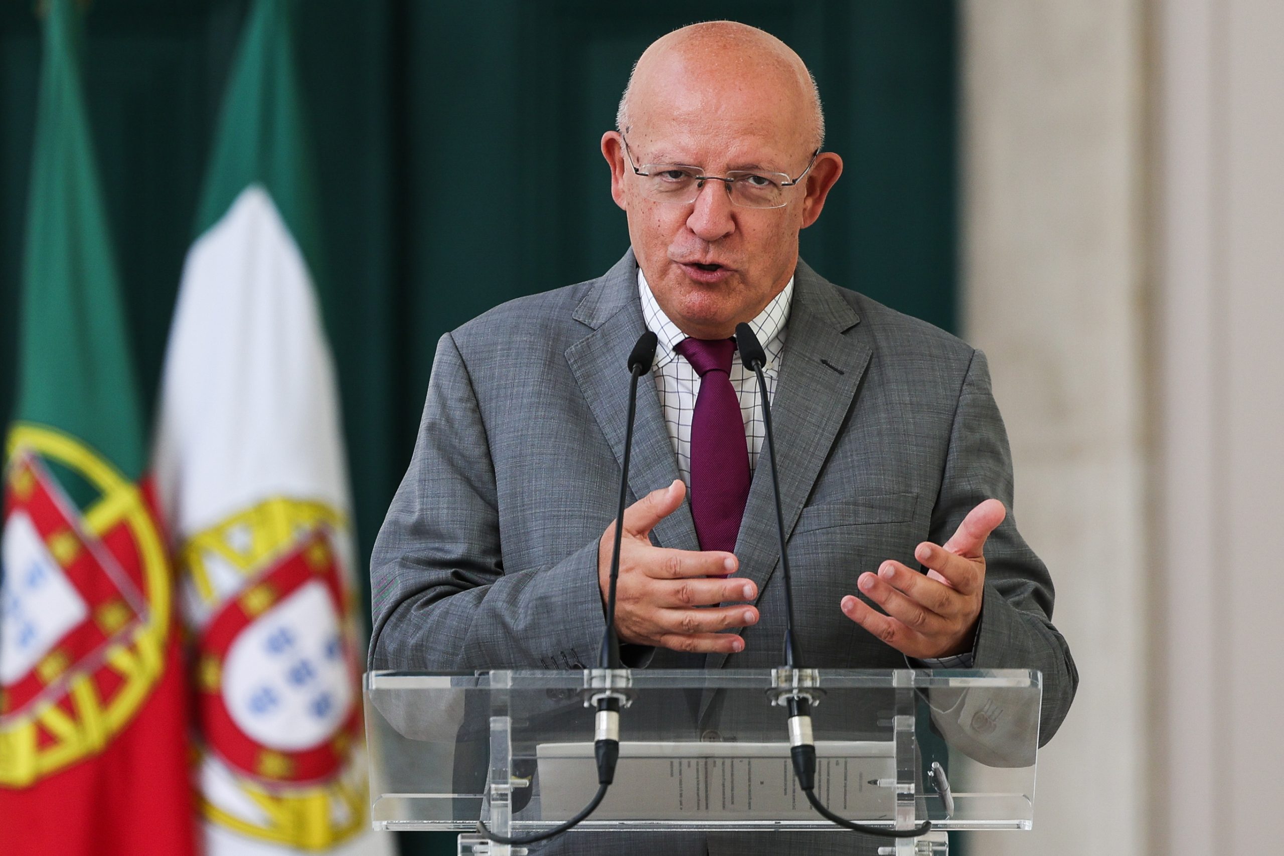 Santos Silva defende que PS comemore 25 de novembro de 1975