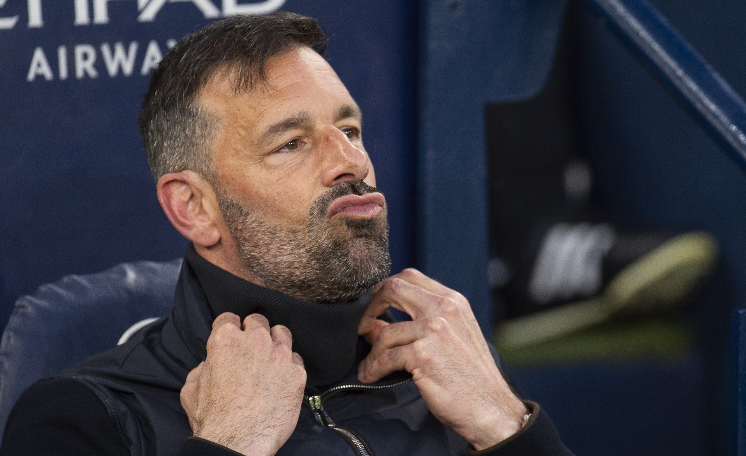 Ruud Nistelrooy deixa cargo de treinador do despromovido Leicester