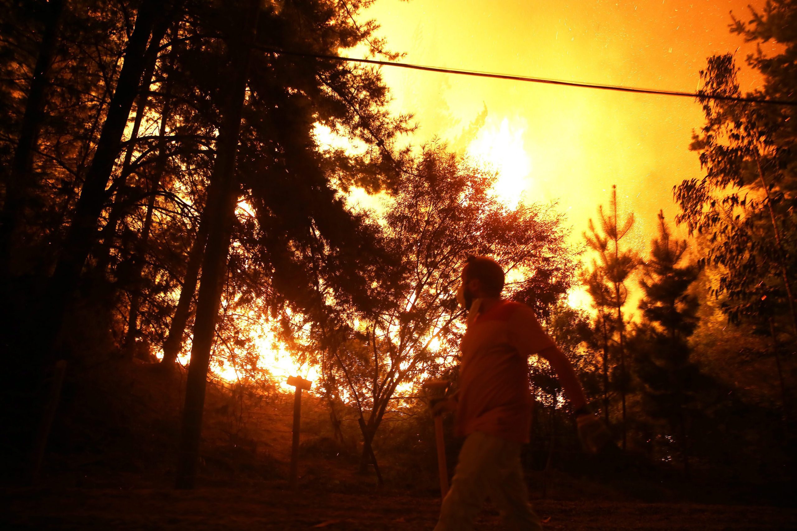Mais de 9.000 pessoas combatem incêndios florestais no Chile