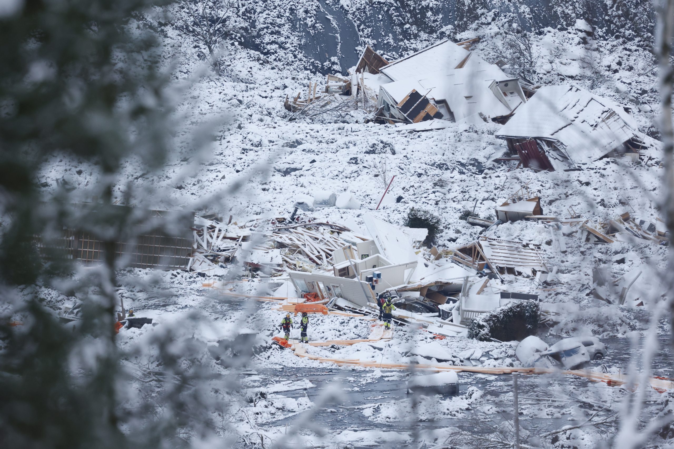 Equipas de salvamento retiram três cadáveres depois de deslizamento de terras na Noruega