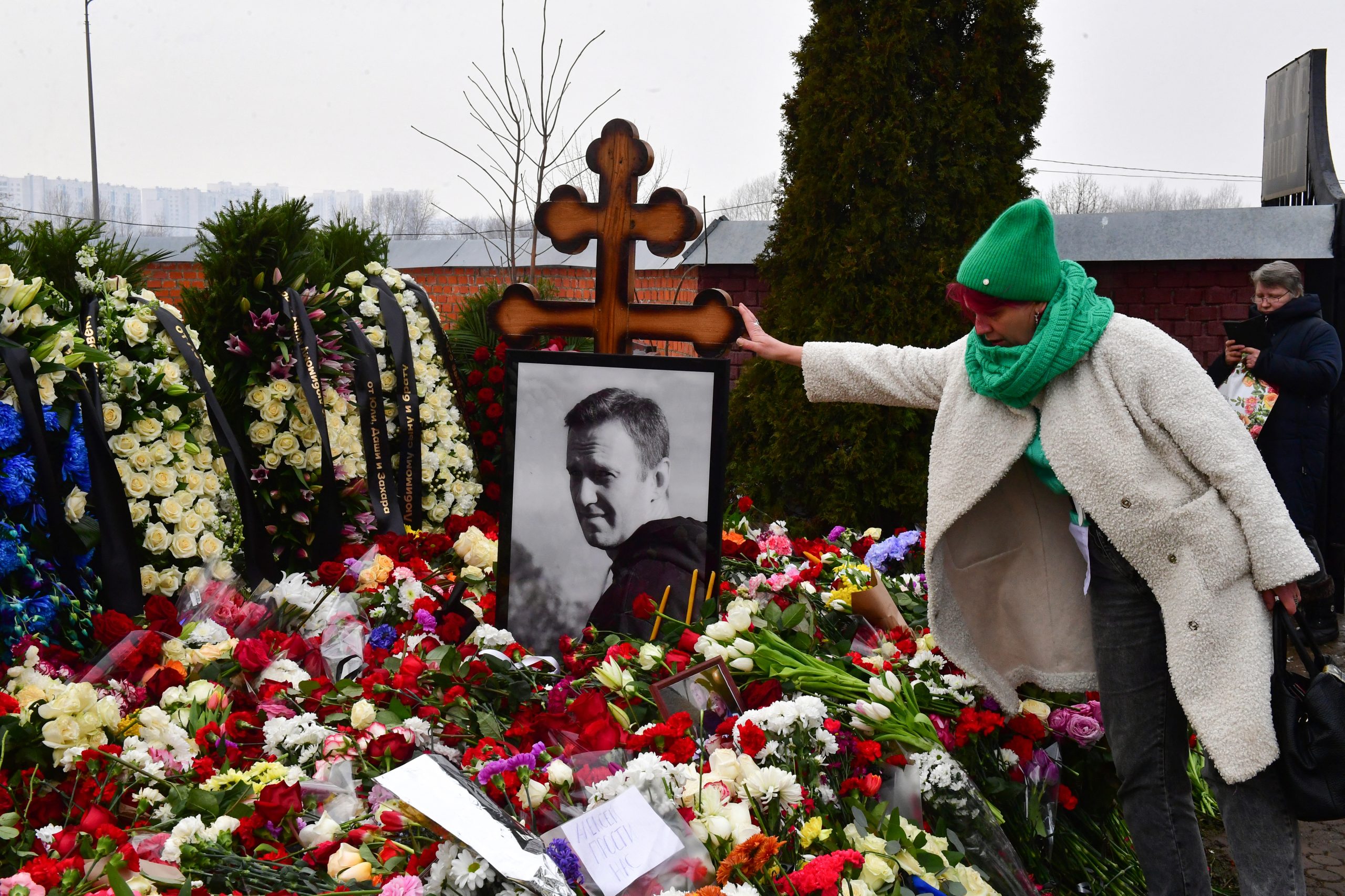 Centenas de russos cobrem de flores campa de Navalny