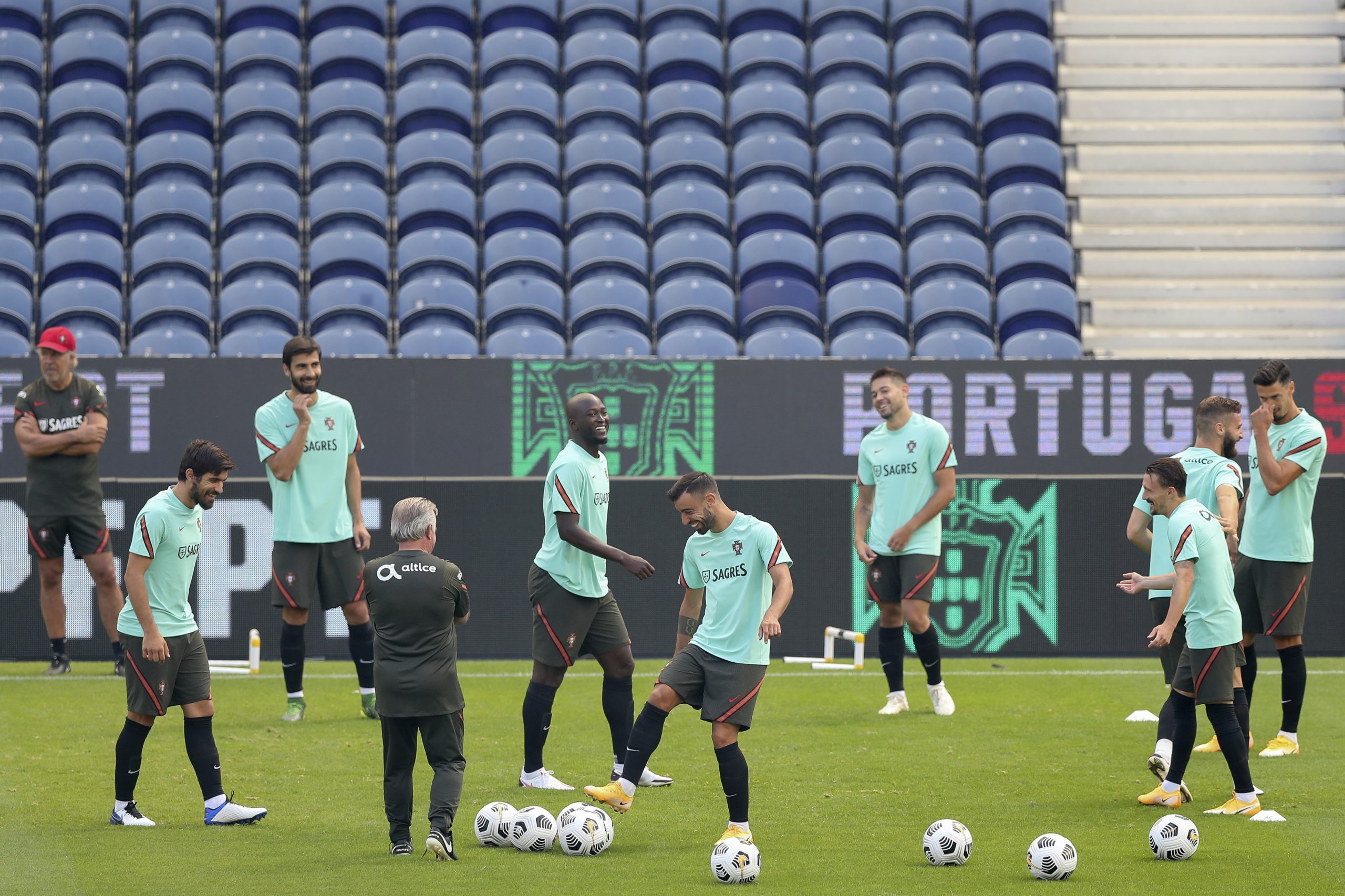 Cristiano Ronaldo ausente na parte inicial do treino da seleção