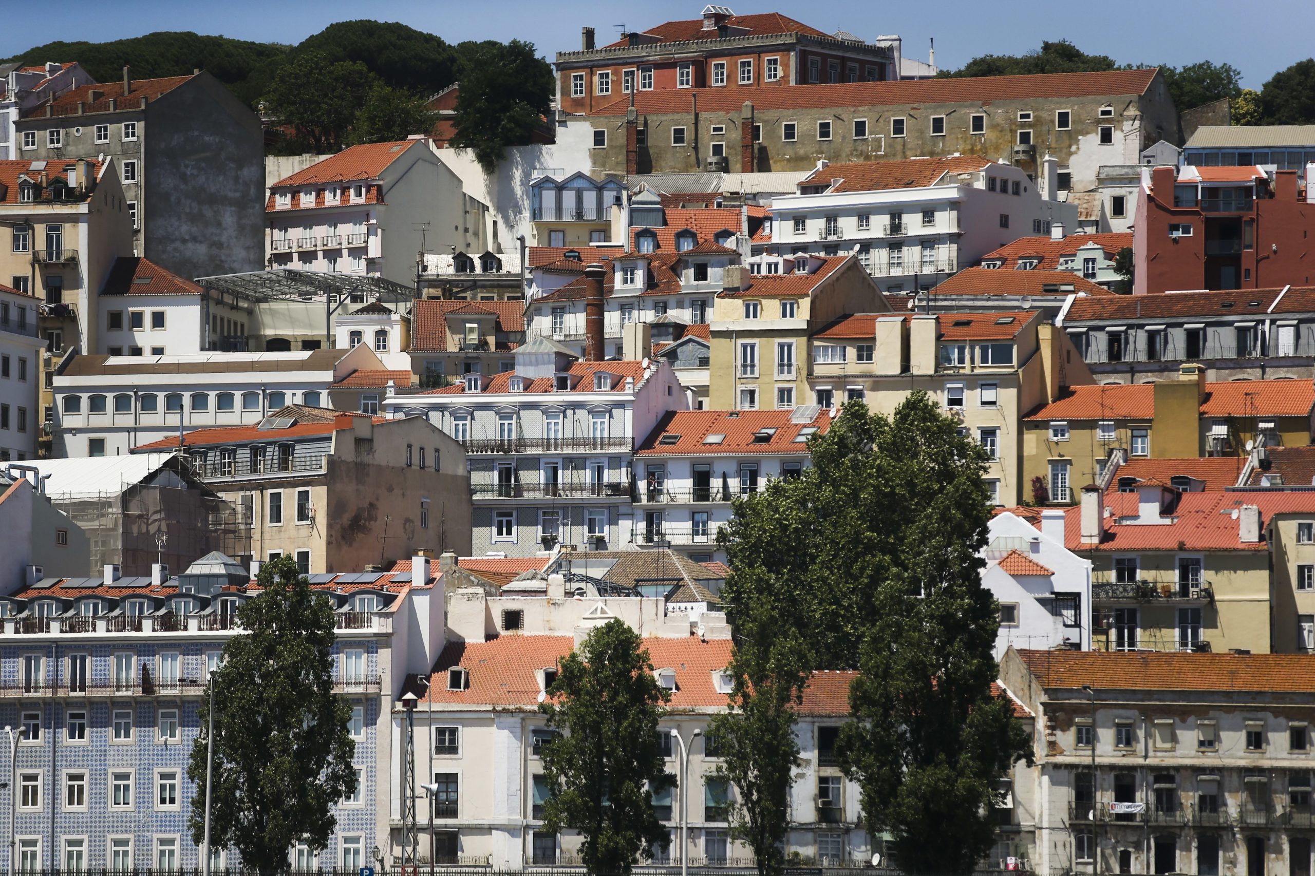 Vendas de alojamentos em Lisboa e no Algarve cederam 2,1% e 0,9% em março