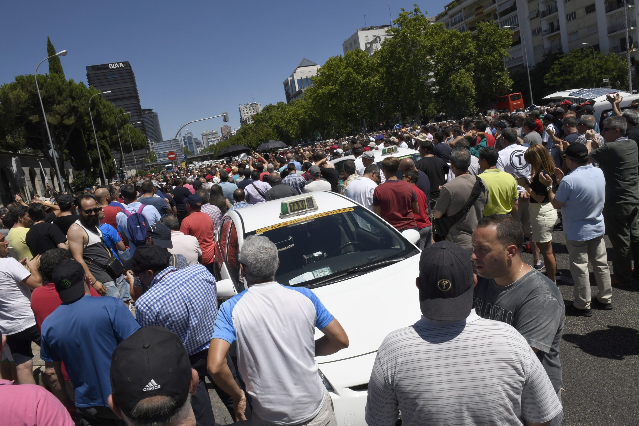Espanha: Greve dos taxistas sem fim à vista continua a afetar trânsito