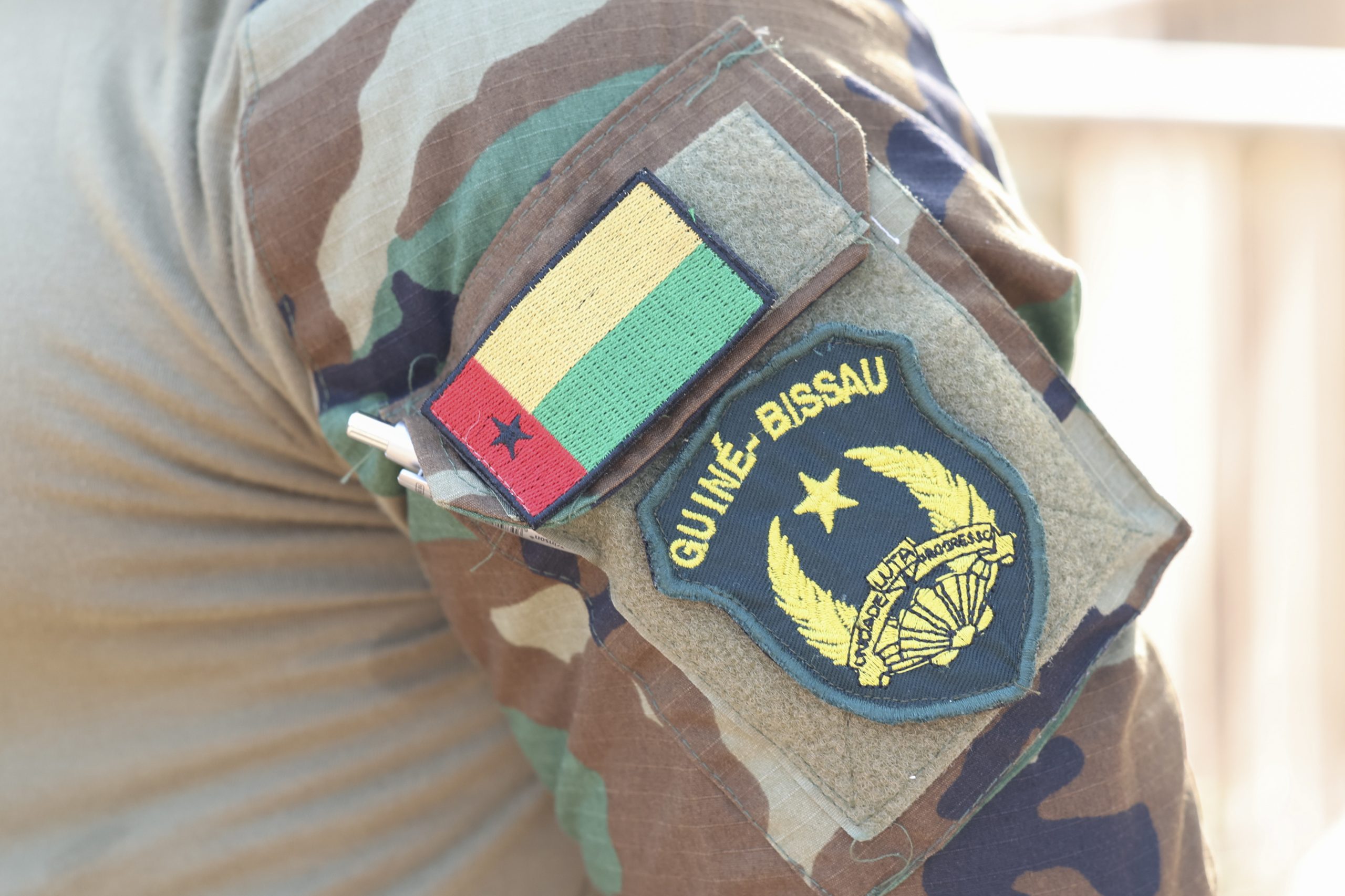 Militares guineenses apresentam armas que seriam usadas para golpe de Estado