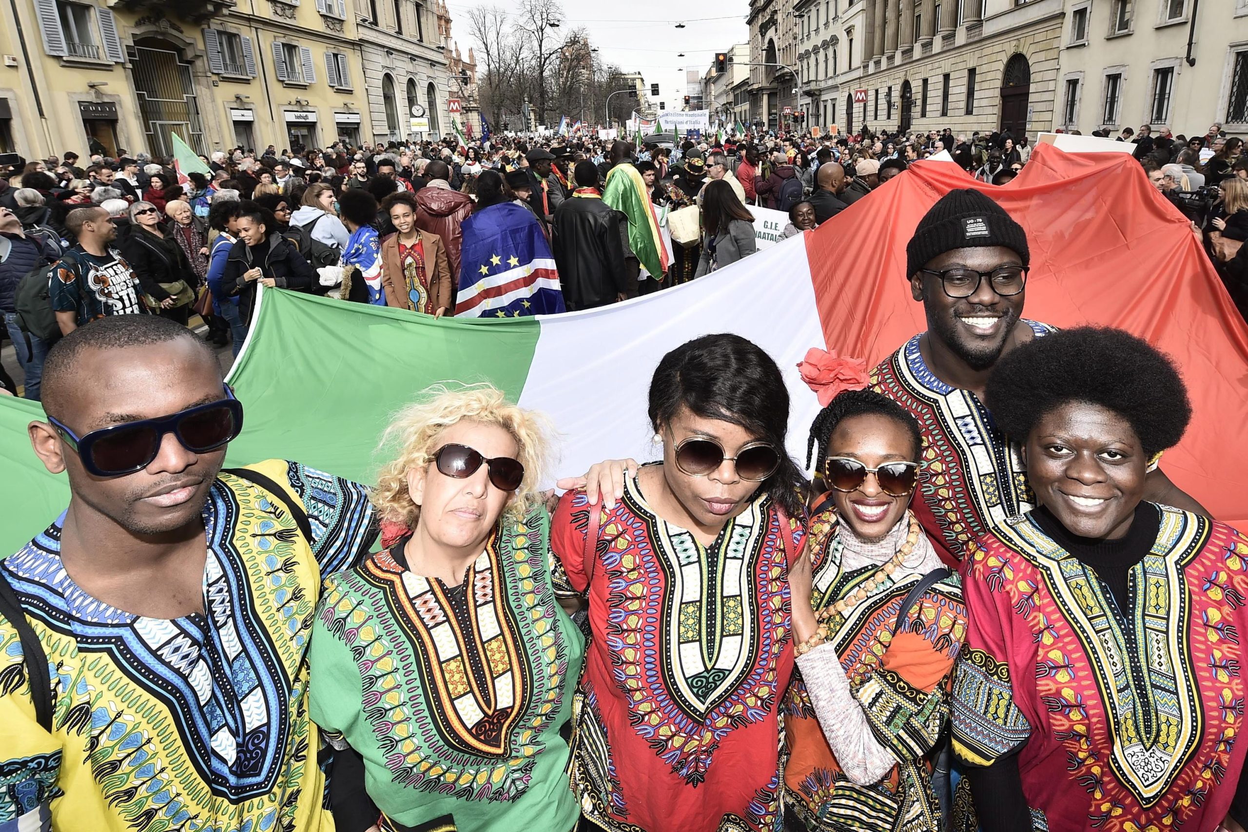 Milhares de pessoas manifestam-se em Milão contra o racismo e pelos direitos sociais