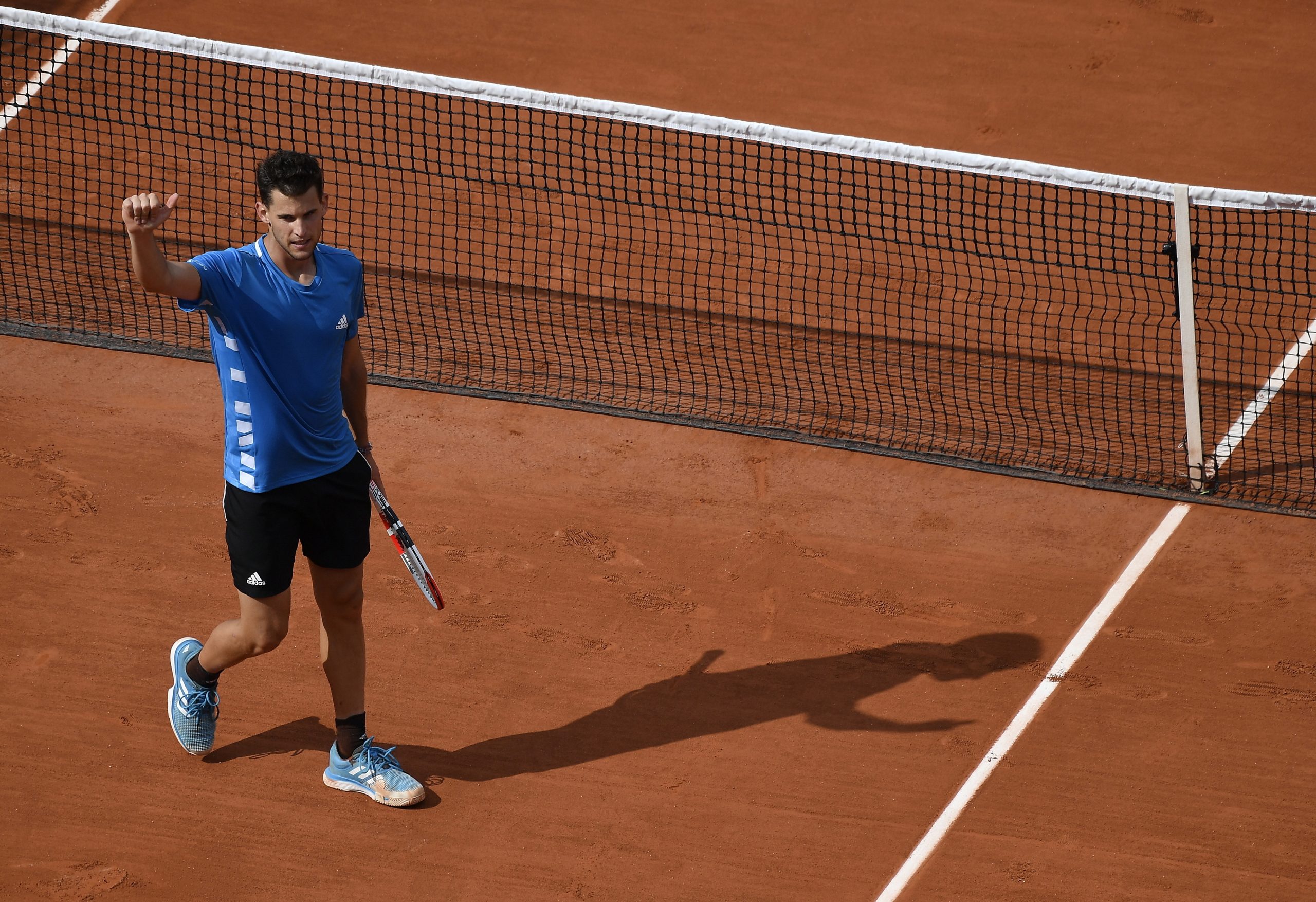 Roland Garros: Dominic Thiem nos ‘quartos’ ao eliminar Gael Monfils