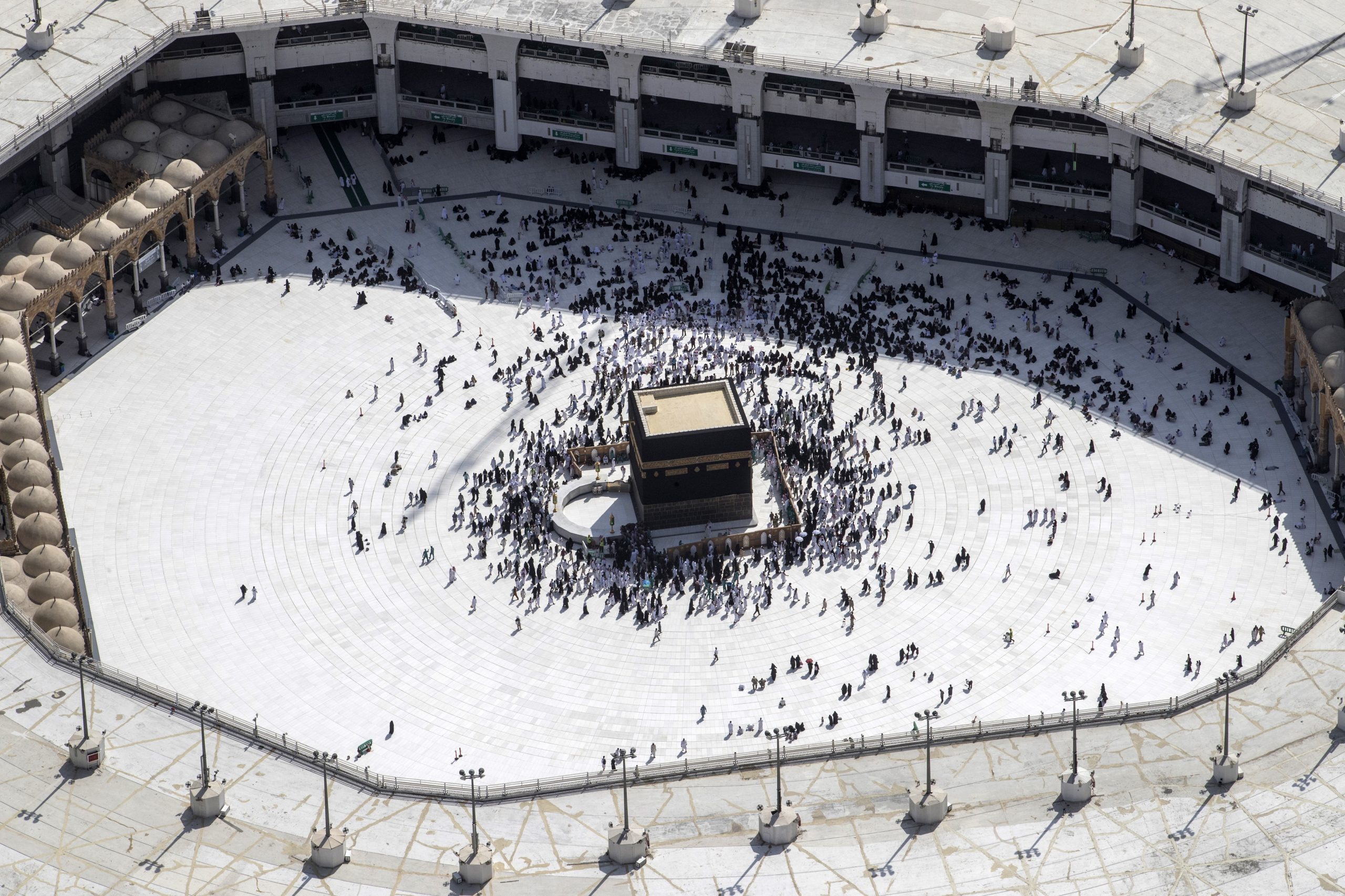 Arábia Saudita reabre Grande Mesquita de Meca e permite 15 mil peregrinos por dia