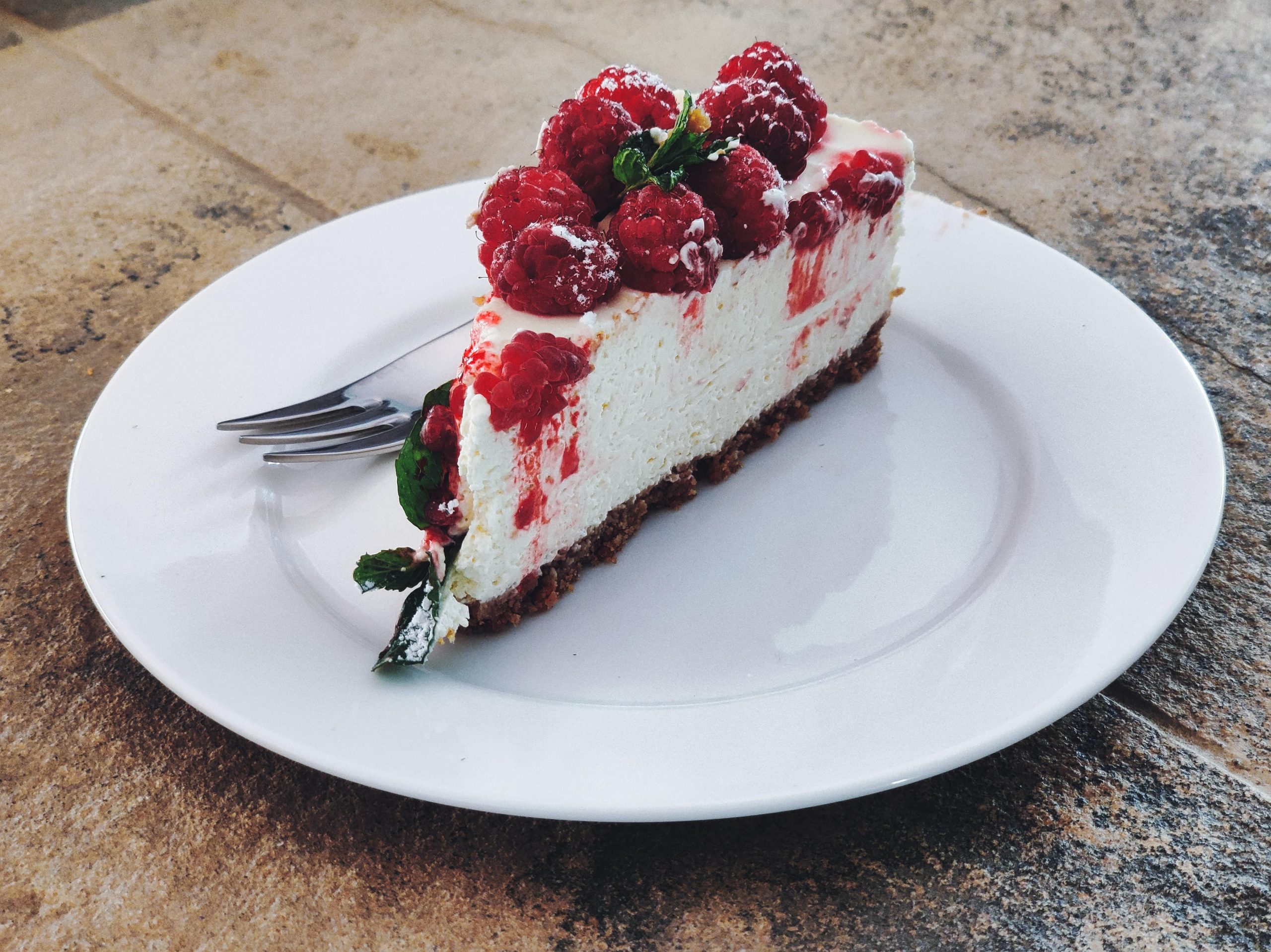 Mulher tentou matar sósia e ficar com a sua identidade – servindo-lhe um cheesecake envenenado
