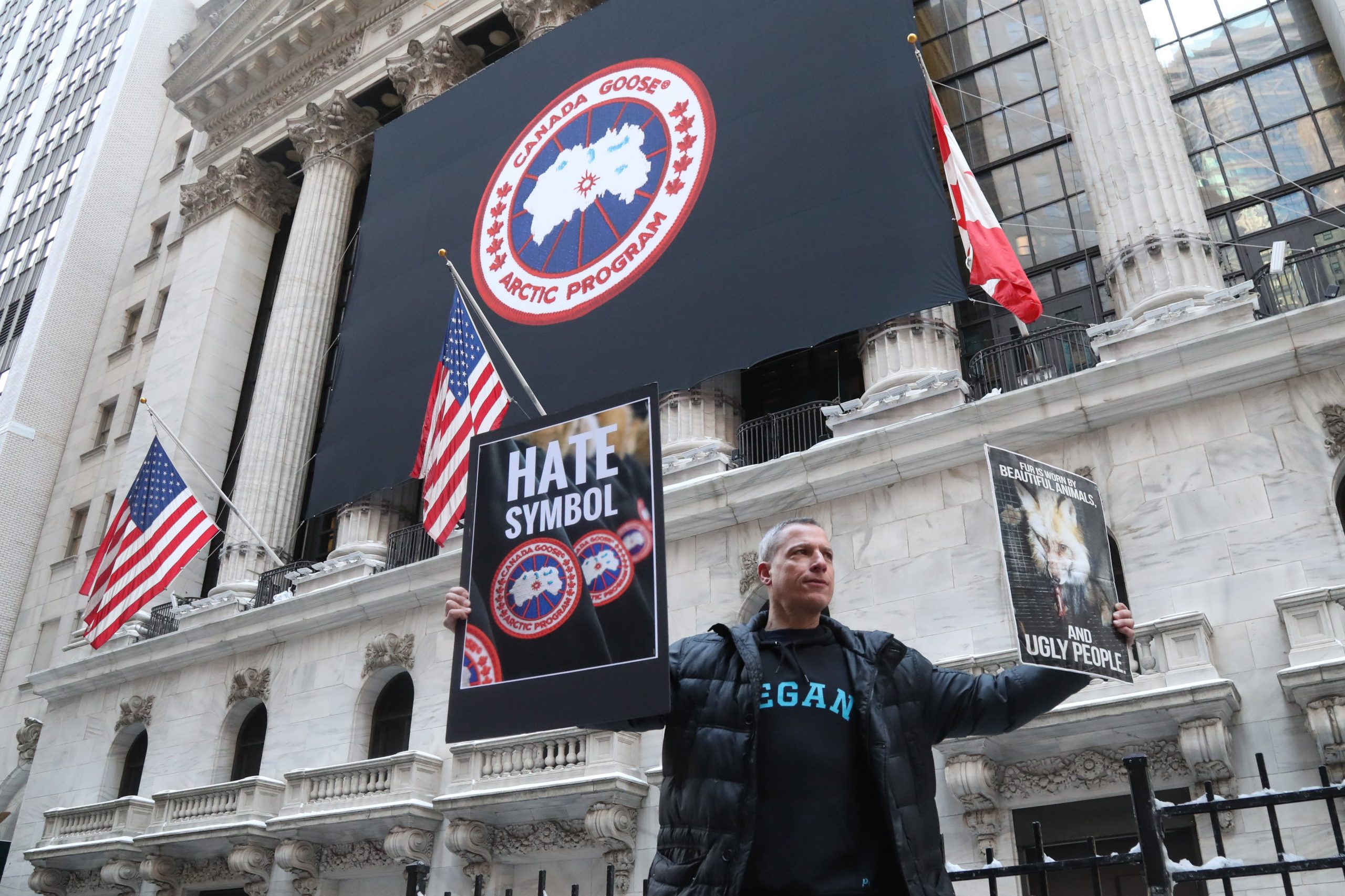 Wall Street segue em queda com Trump envolvido em polémica