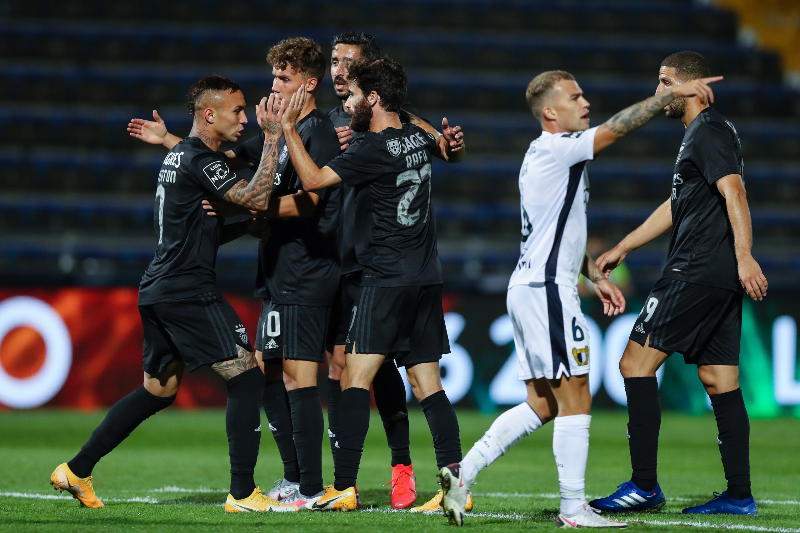 Benfica goleia em Famalicão no arranque da I Liga