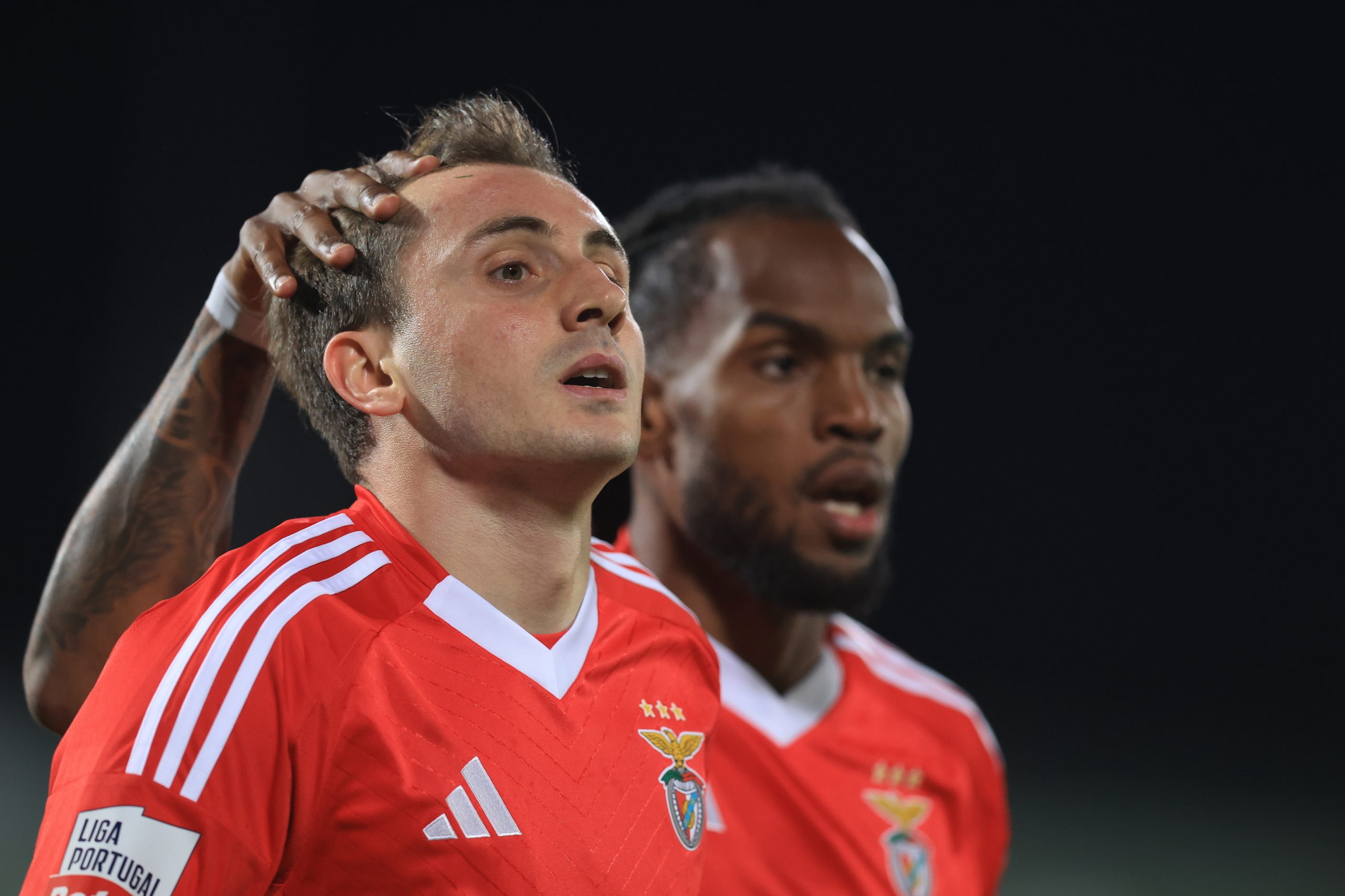 Benfica vence Farense e iguala Sporting na liderança da I Liga