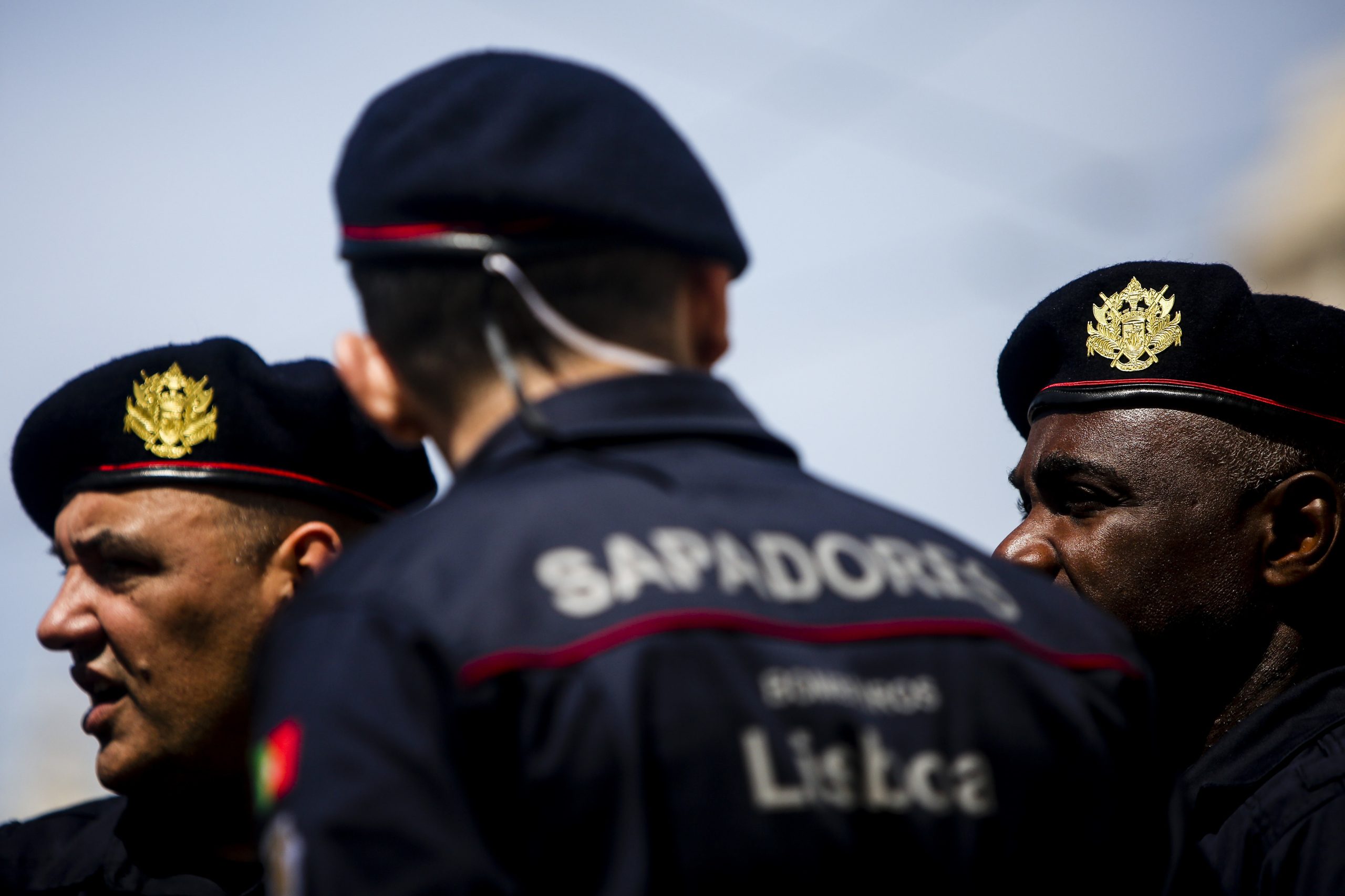 Petição com 20 mil assinaturas por valorização de bombeiros sapadores entregue na Assembleia da República