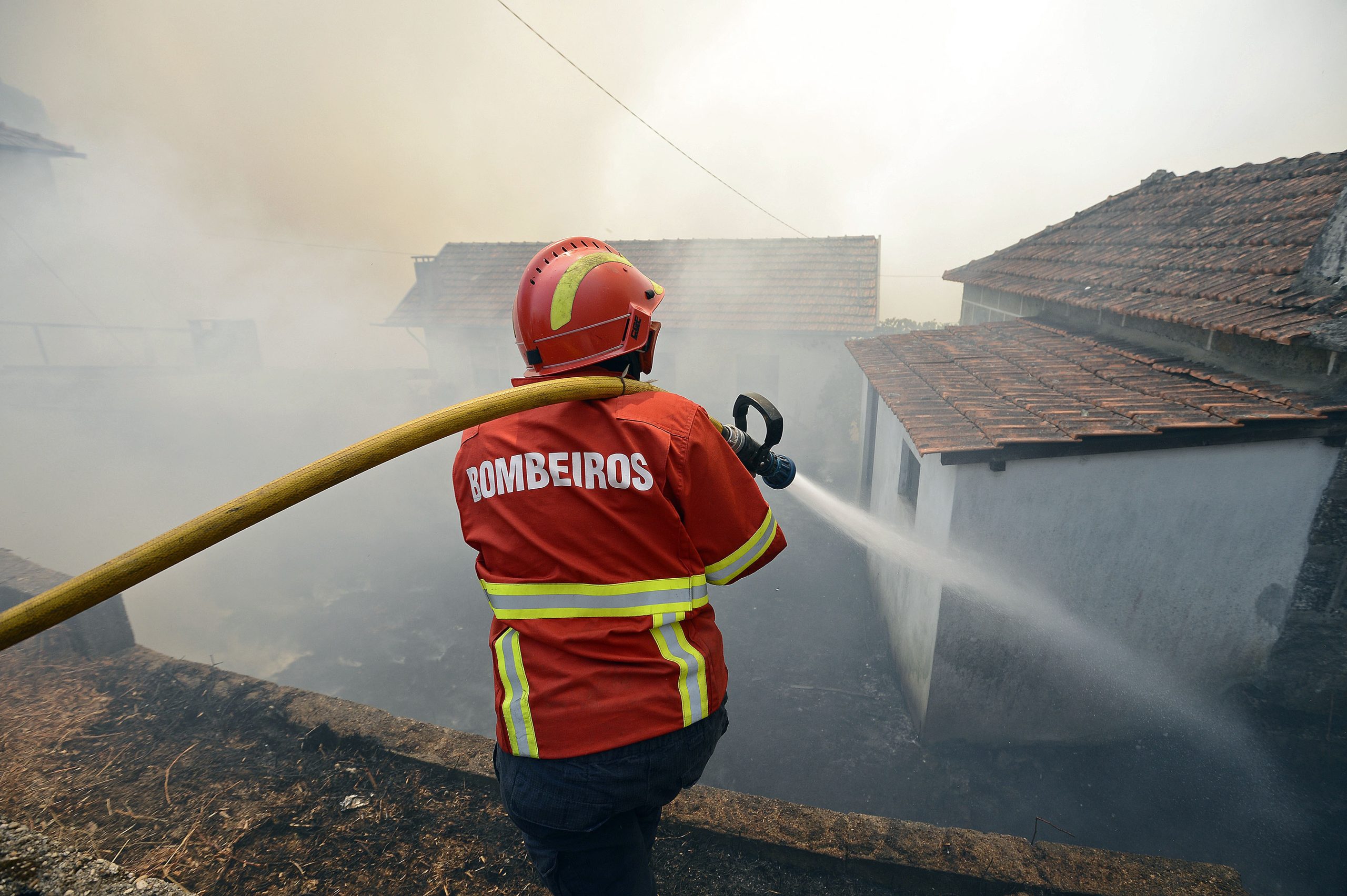 Incêndio na Maia deixa família sem casa. Duas crianças entre os desalojados