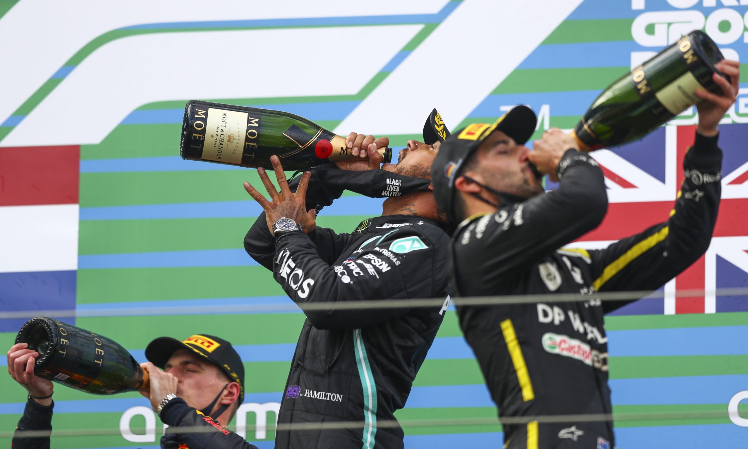 Lewis Hamilton vence GP Eifel e iguala recorde de triunfos de Schumacher