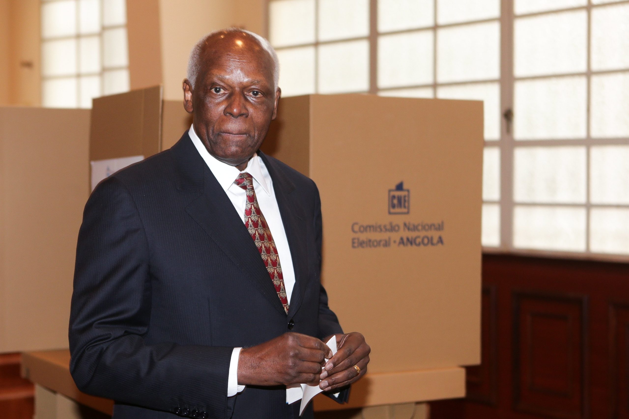 Angola: João Lourenço “rasgou” acordo de compromisso com Eduardo dos Santos
