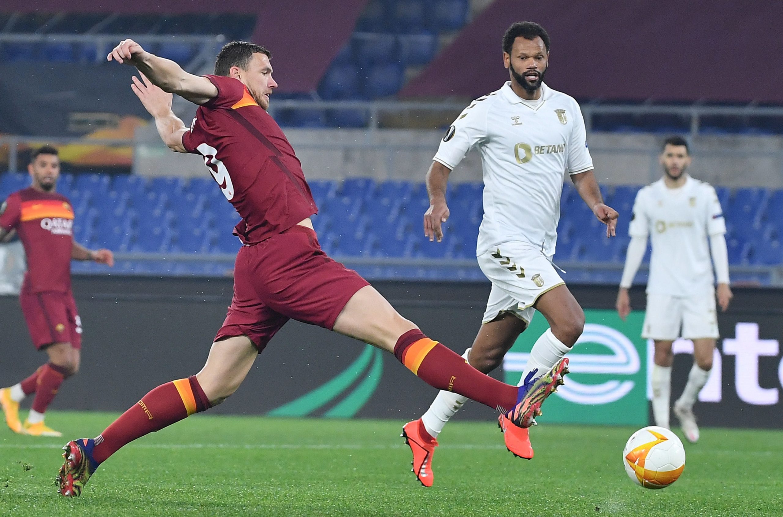Braga subiu ao Olímpico de Roma vestido de branco. Mas a cabeça ficou em Portugal