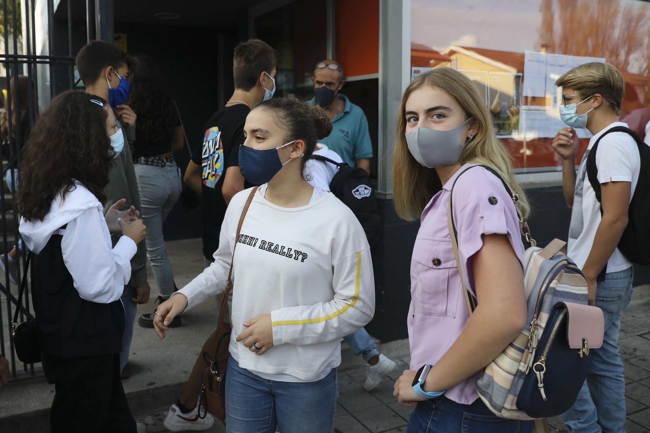 Pais ansiosos, alunos alegres. Assim foi o regresso à normalidade em escolas do Porto