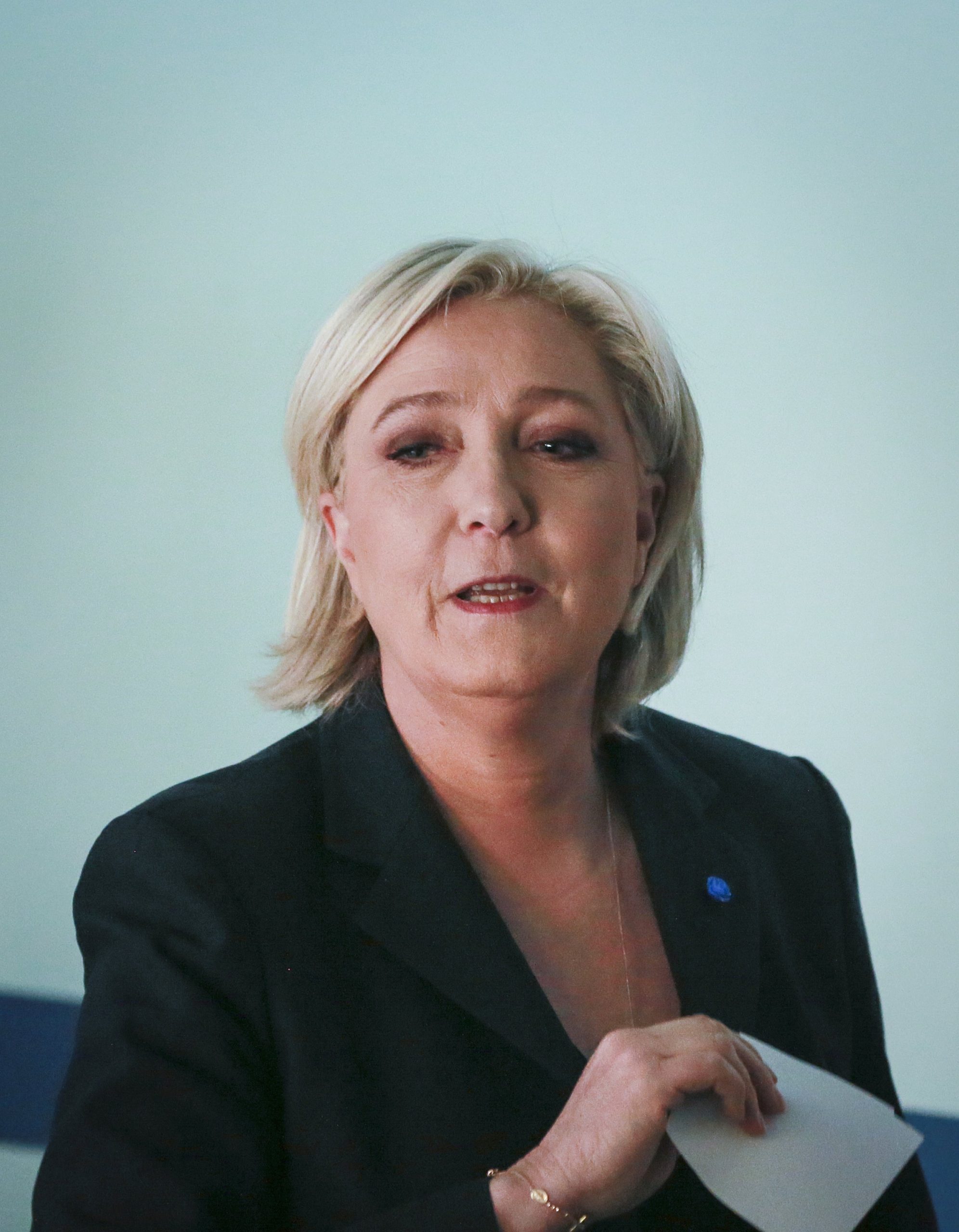 Le Pen deixa liderança da Frente Nacional para ser a “Presidente de todos os franceses”