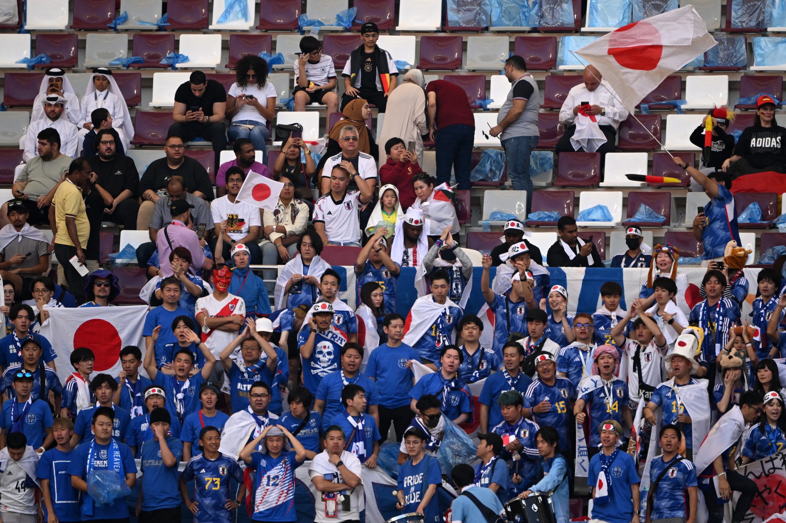 Japoneses celebraram a vitória sobre a Alemanha como manda a tradição — a limpar o estádio