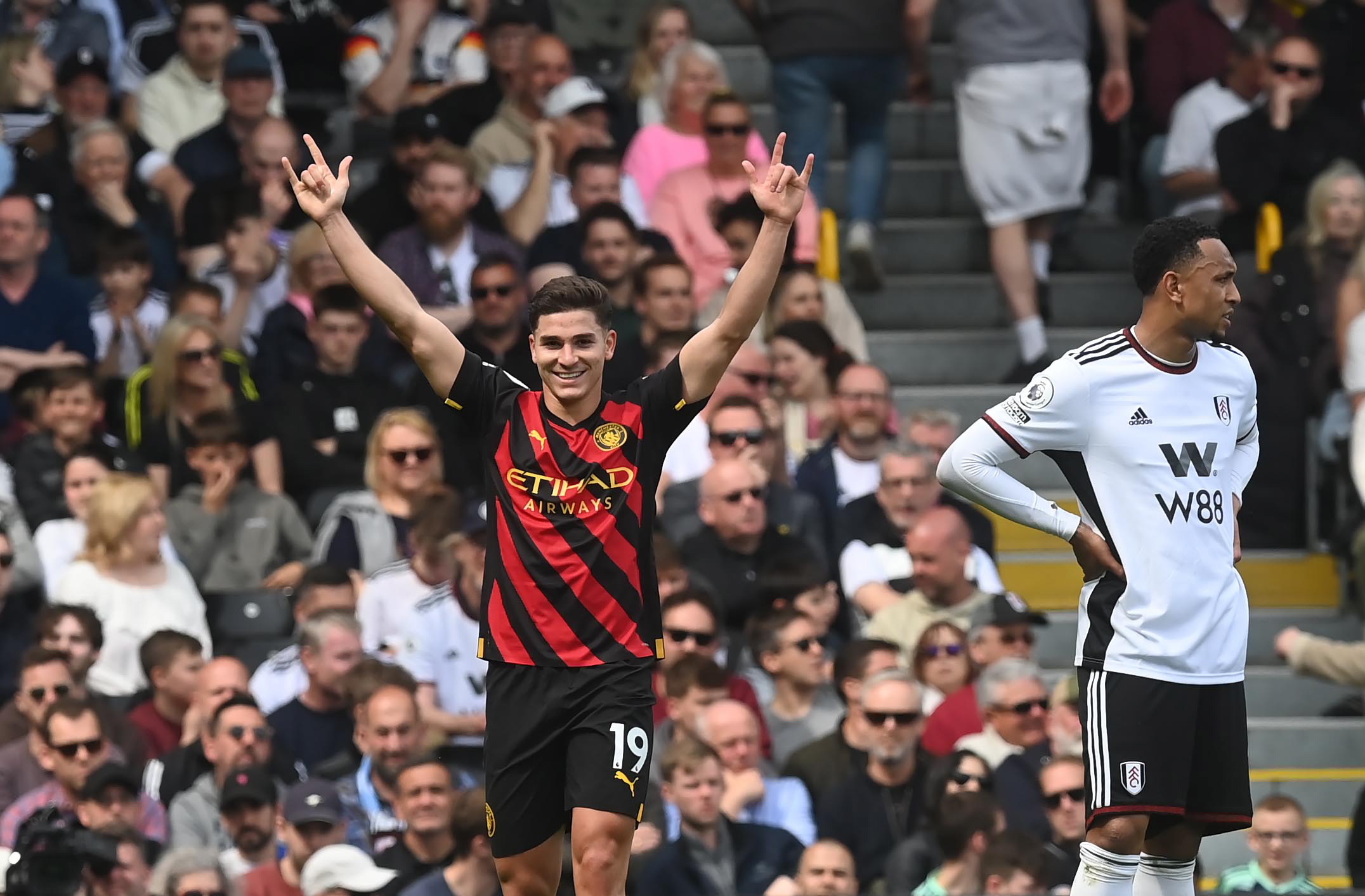 City bate Fulham, de Marco Silva, e isola-se na liderança. Bruno Fernandes dá vitória ao United