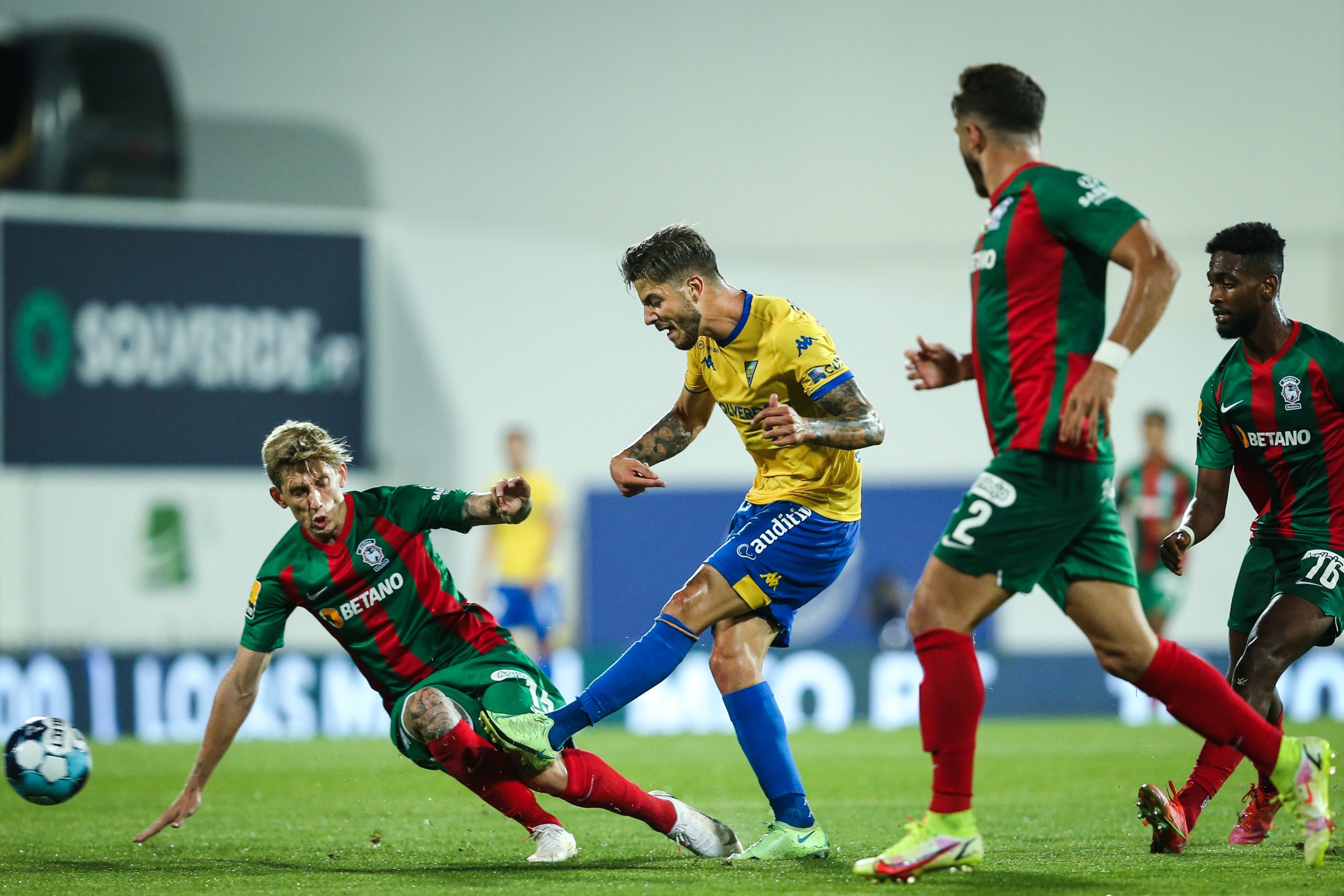Estoril Praia vence Marítimo e sobe (provisoriamente) à liderança