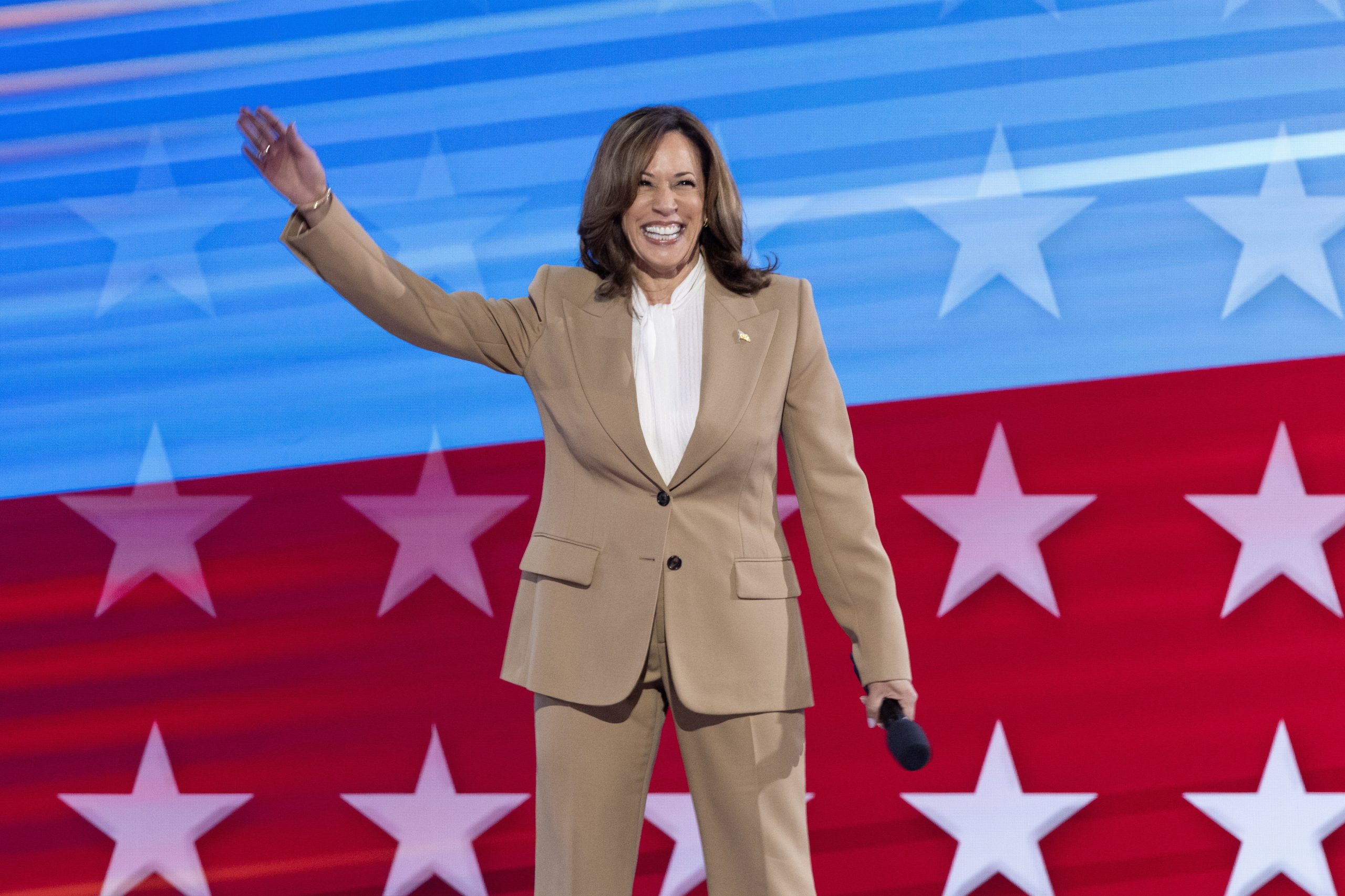 Na primeira aparição, o elogio ao passado. Kamala Harris homenageia Biden