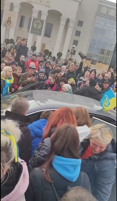 Cidadãos de Kherson celebram regresso das tropas ucranianas