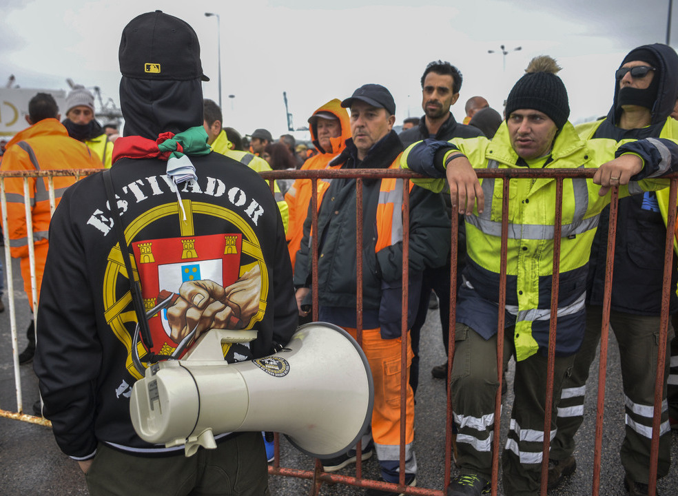 Estivadores: Greve às horas extraordinárias mantém-se nos “restantes portos” à exceção de Setúbal
