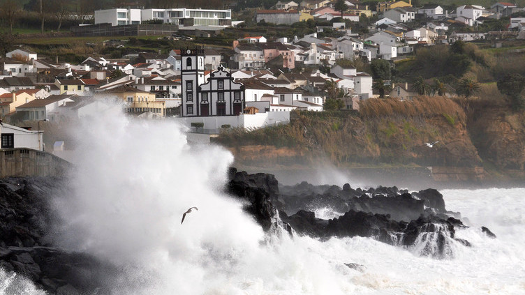 Açores. Turista norte-americano desaparecido na praia do Monte Verde