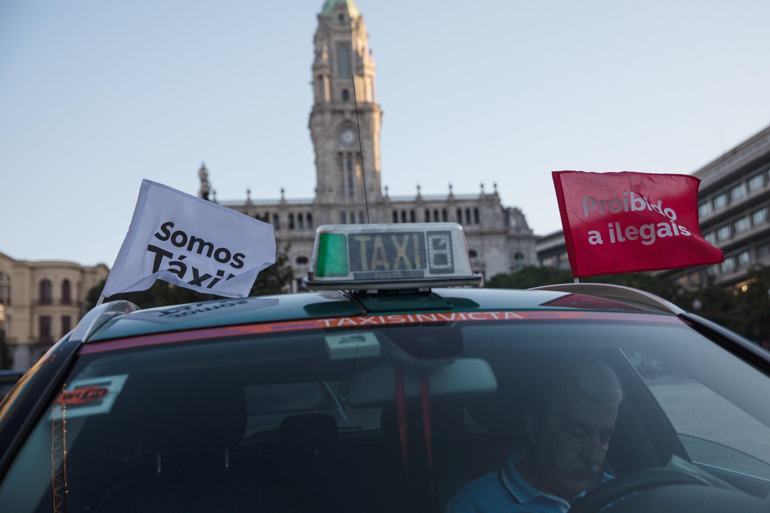 Táxis: Profissionais desmobilizaram no Porto mas sob protesto de duas dezenas de taxistas