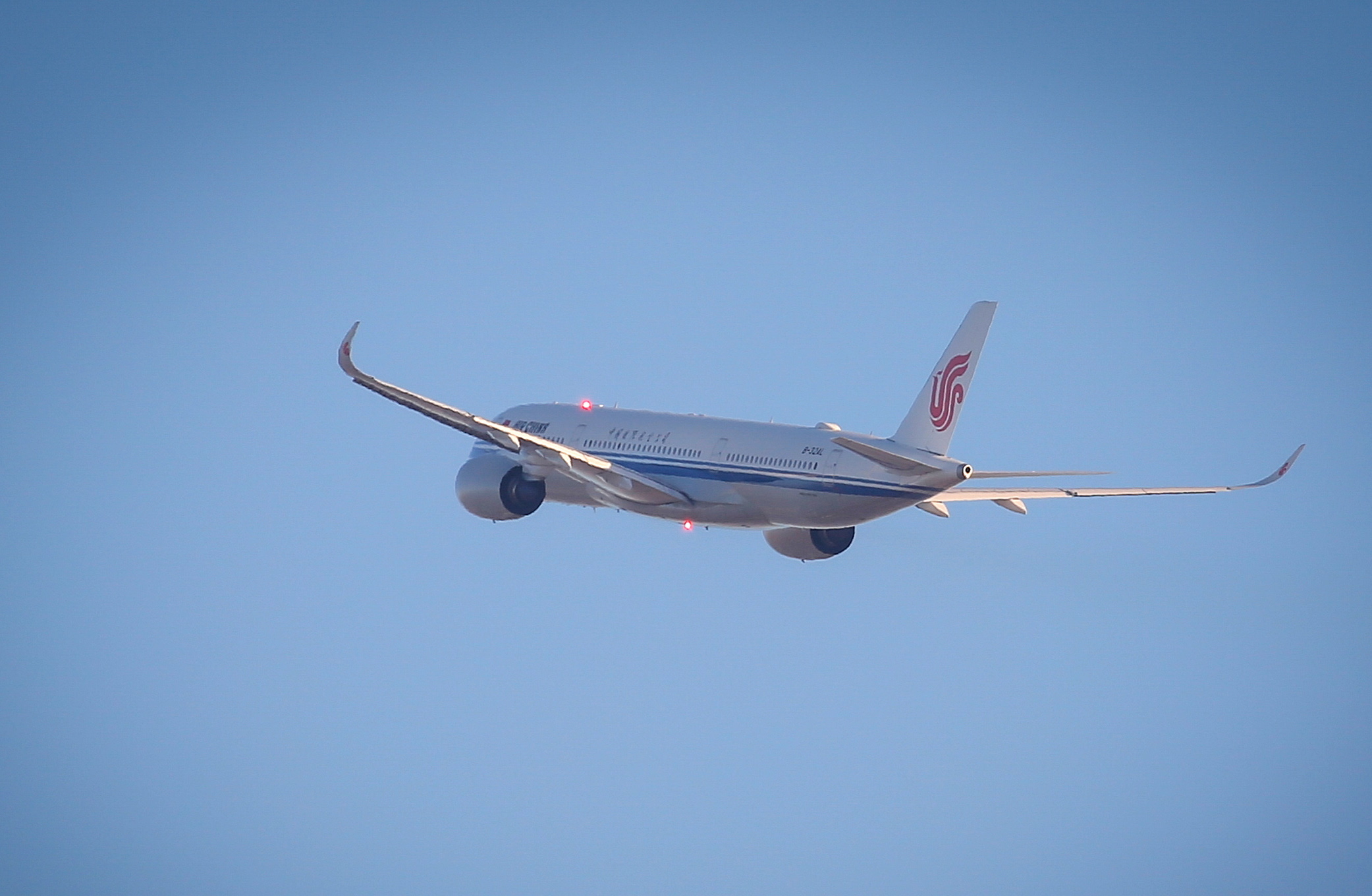 Nove feridos após incêndio no motor de avião da Air China em Singapura